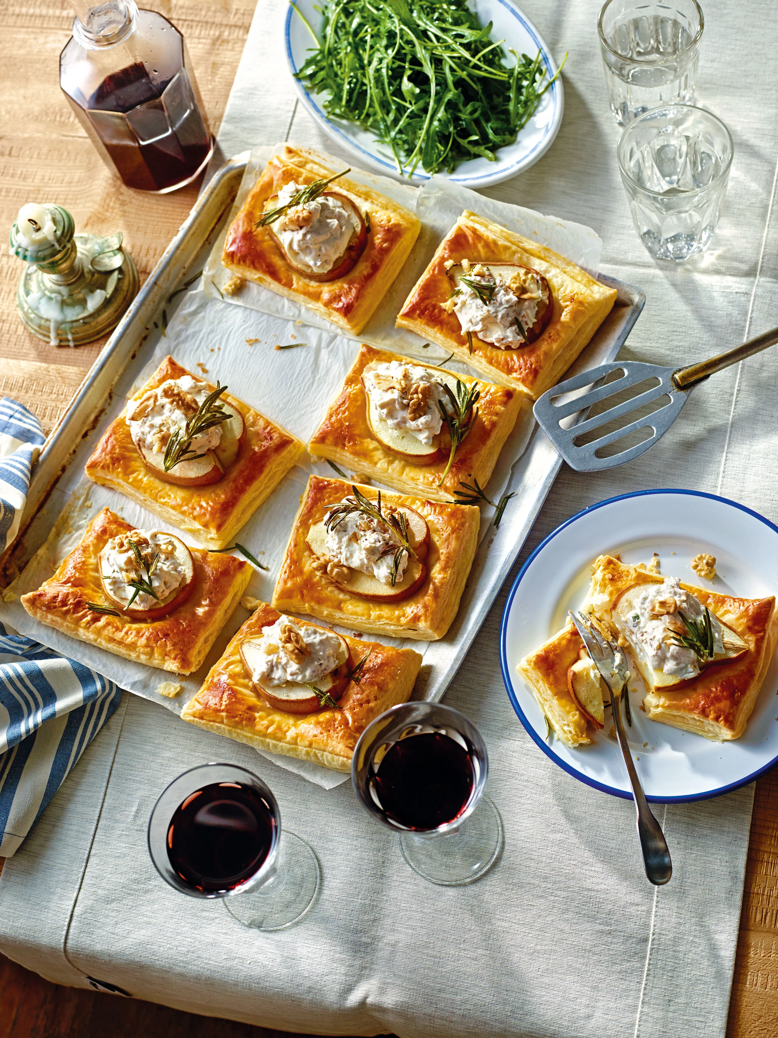 Blätterteigbirne mit Ziegenkäse-Nussfülle und Rucolasalat