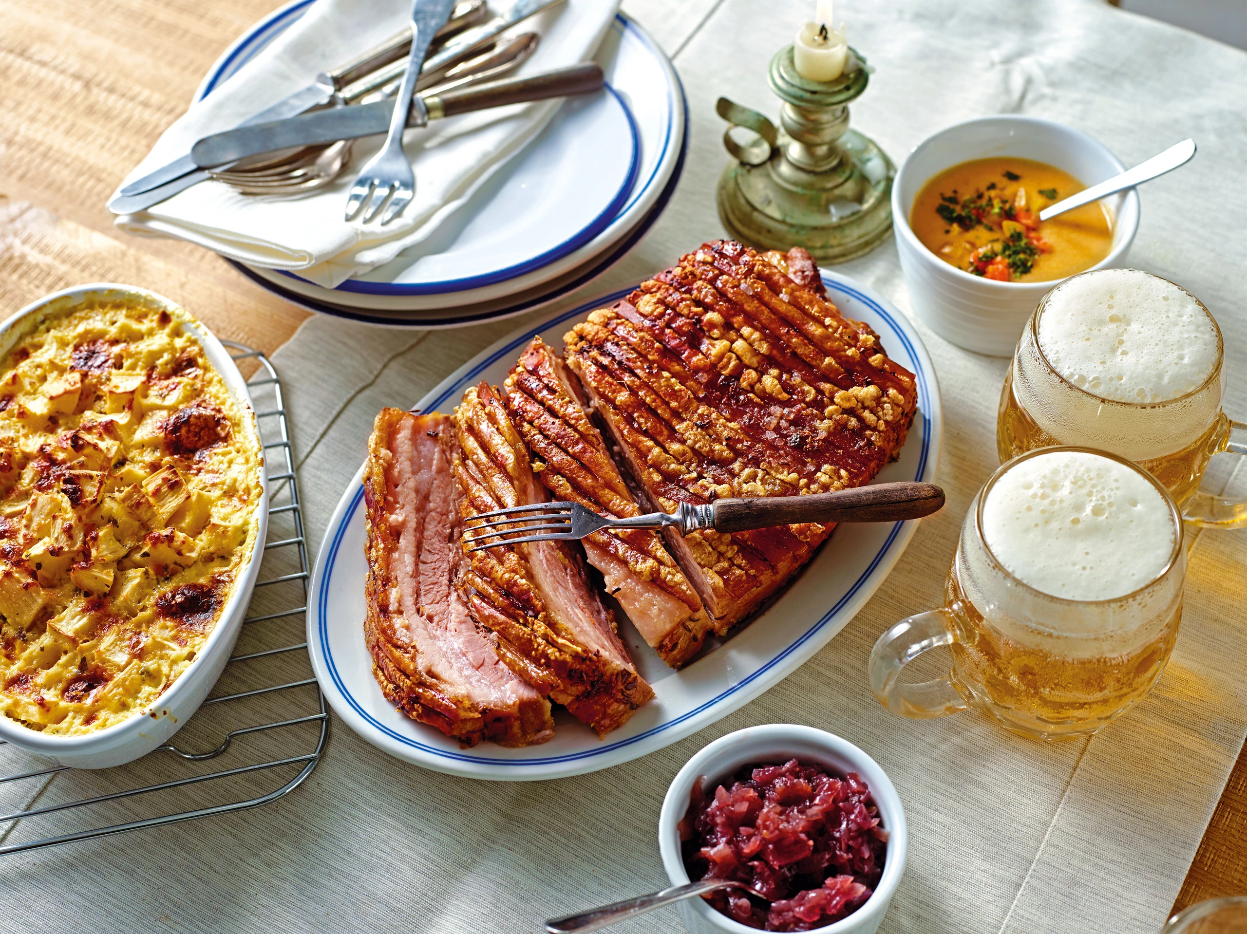 Kümmelbraten mit Honigzwiebeln & Pastinakengratin