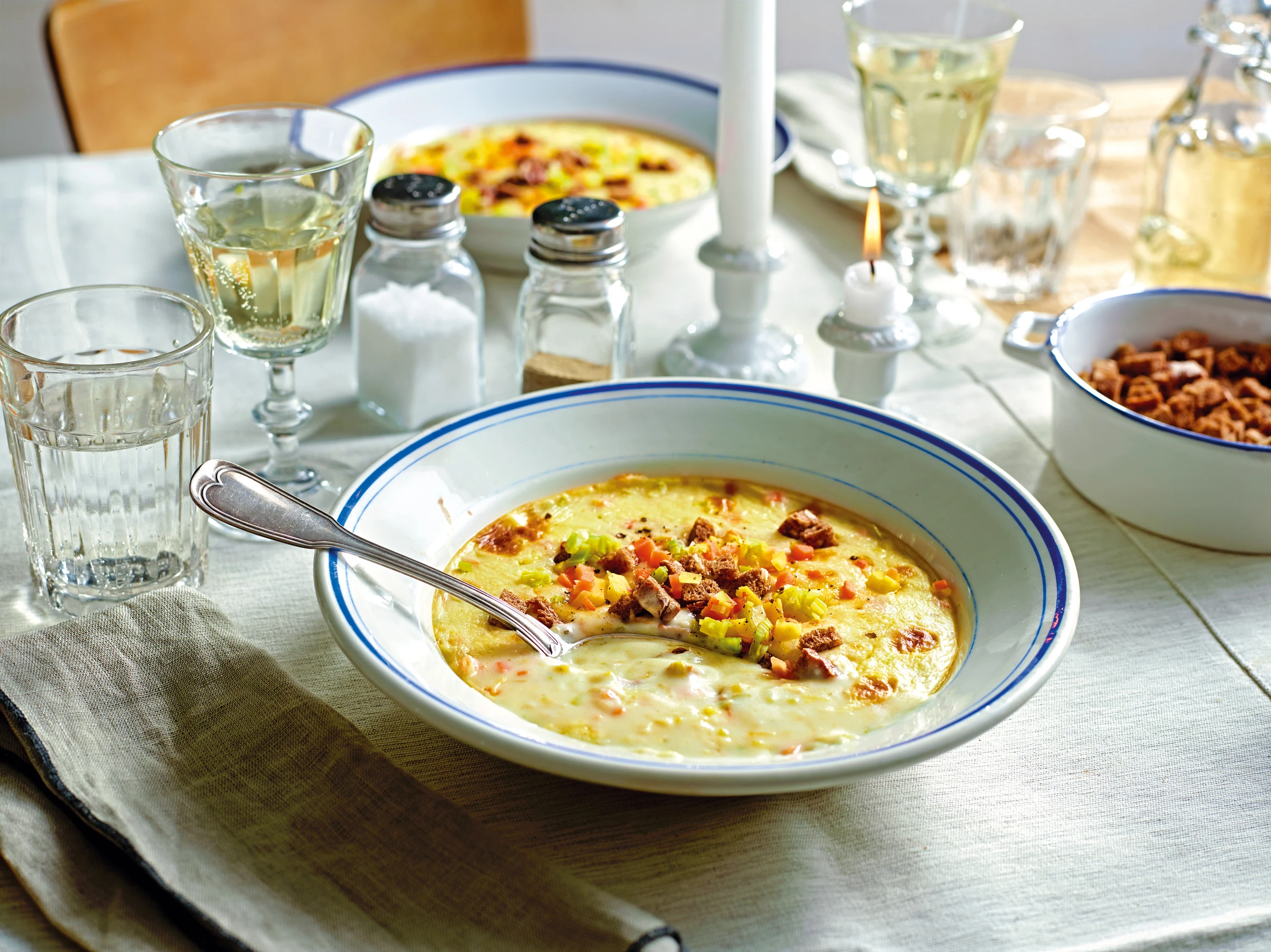 Überbackene Gemüse-Käsesuppe mit Croûtons