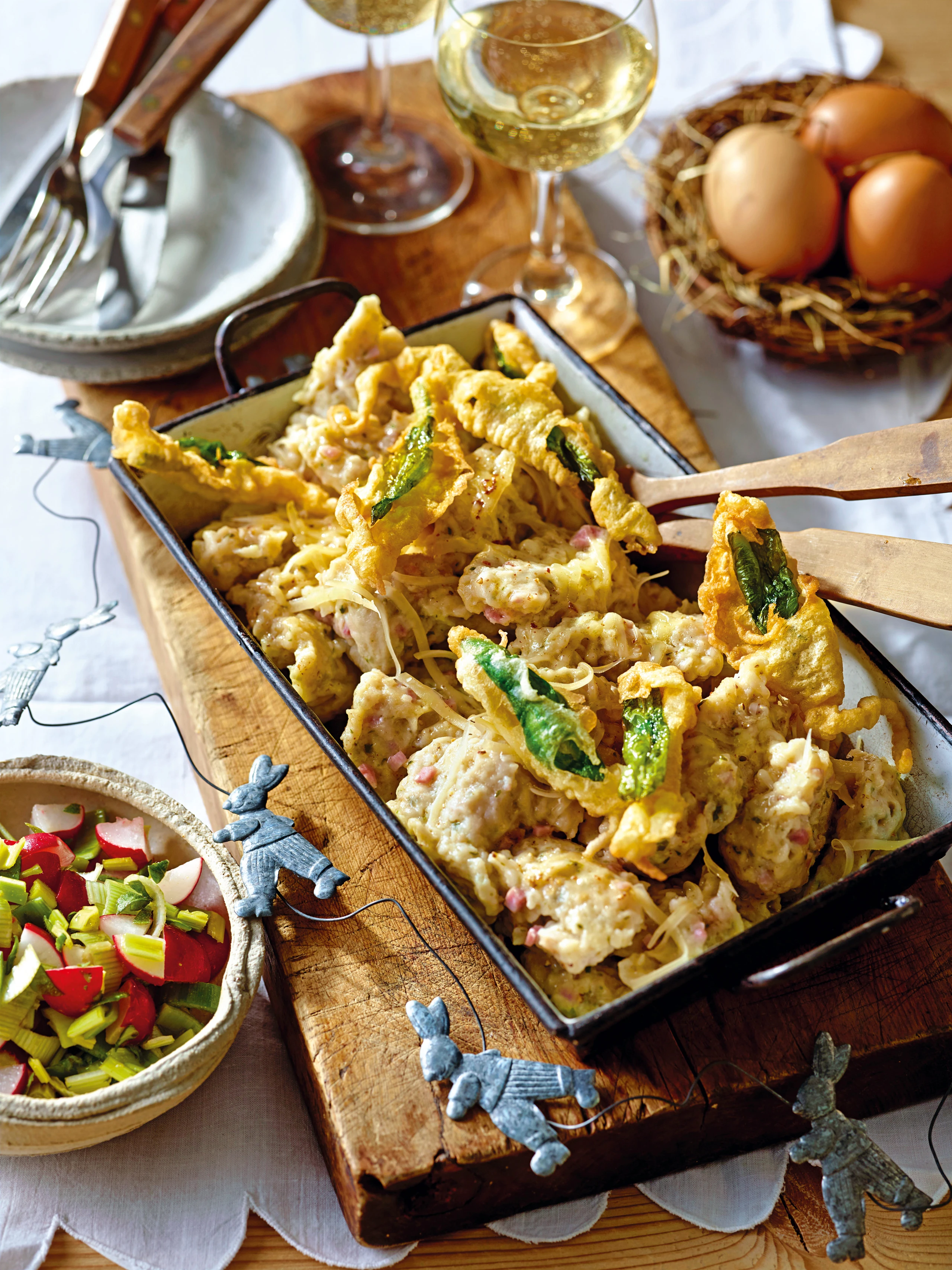 Schinken-Bärlauchnockerl mit Bärlauchchips und Radieschen-Lauchsalat