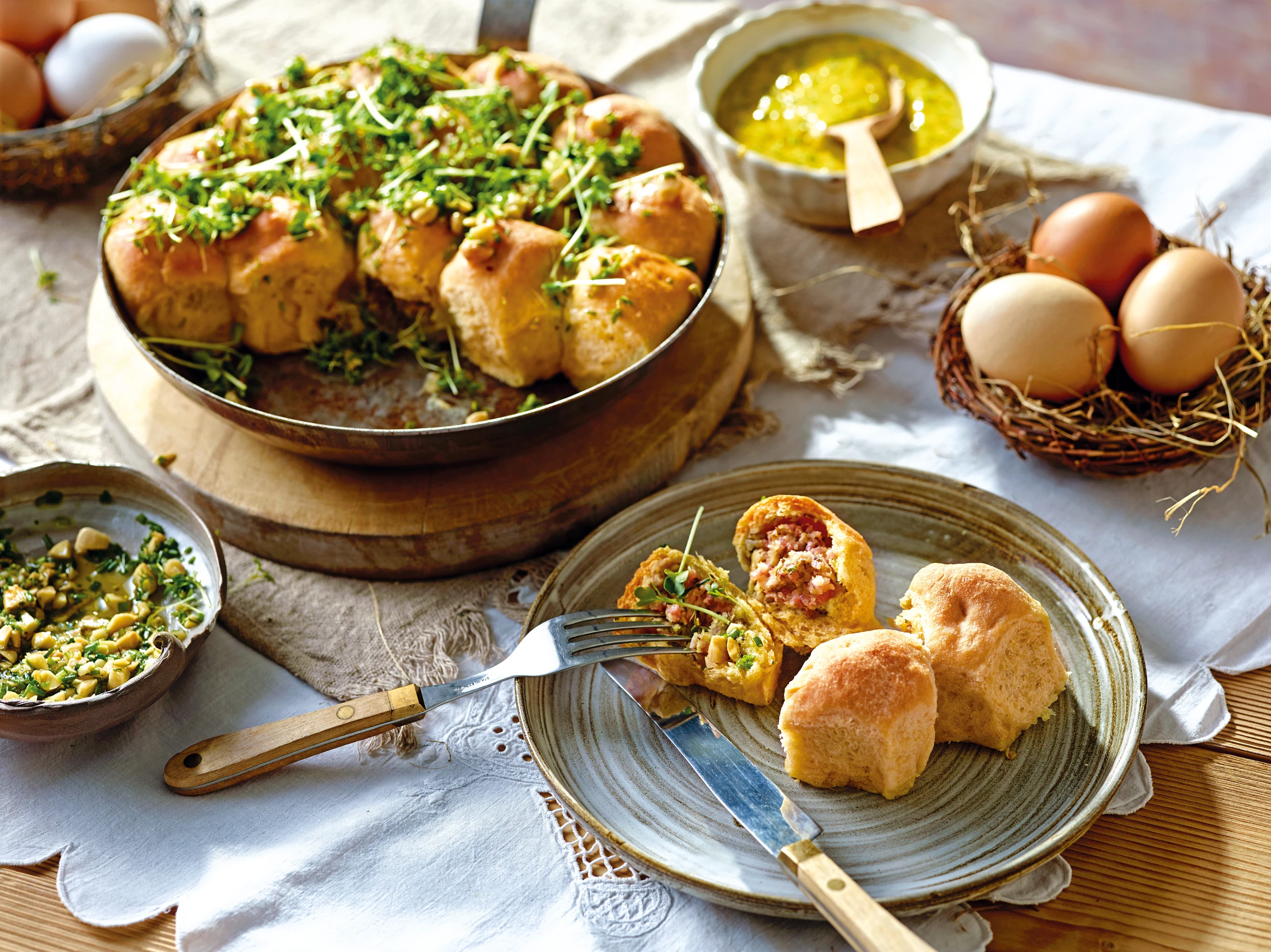 Schinkenbuchteln mit Schnittlauch-Aioli und Kresse-Mandelsalsa