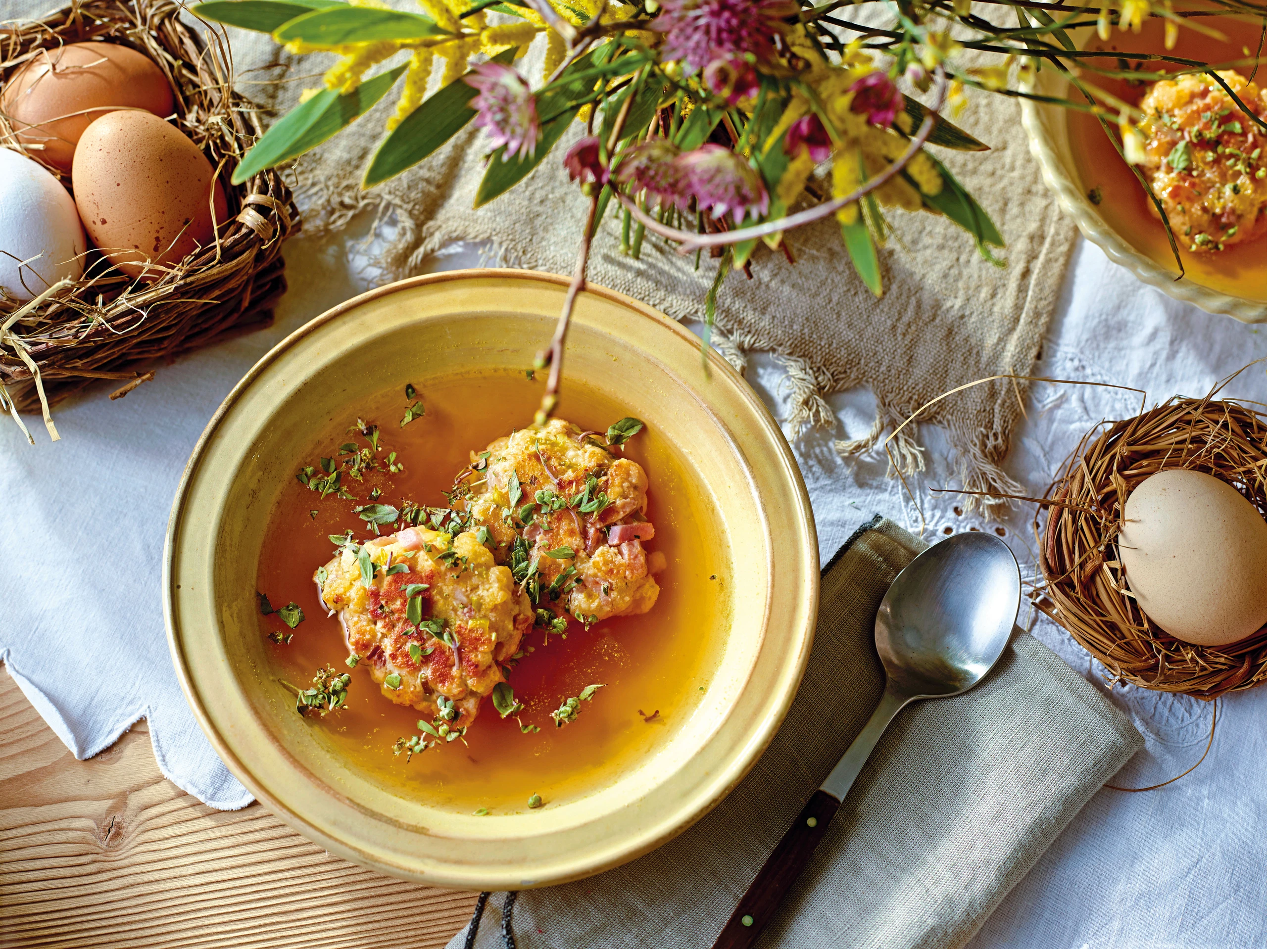 Rindsuppe mit Schinken-Käselaibchen