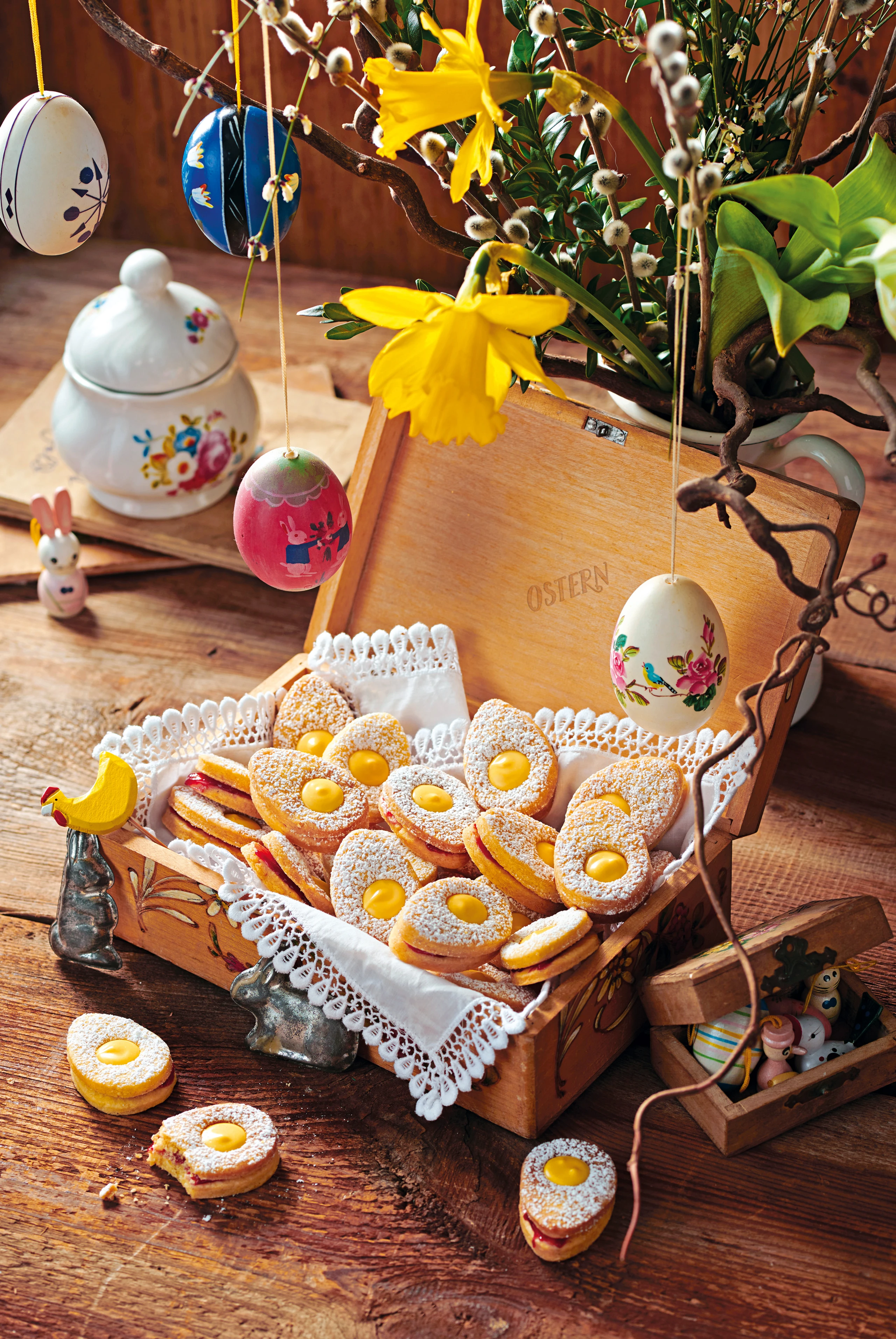 Oster-Butterkekse mit weißer Schokolade