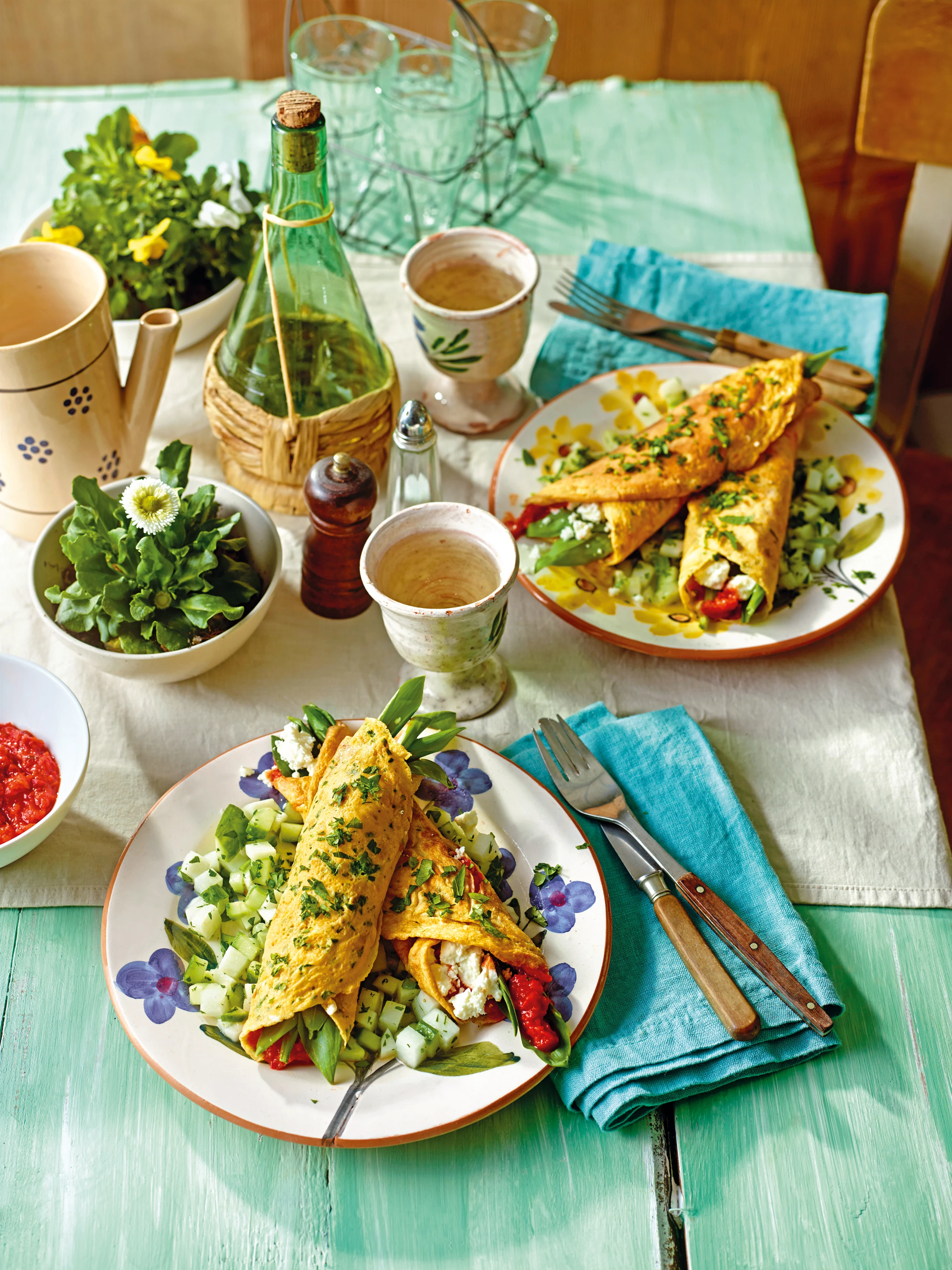 Eierröllchen mit Ajvar, Bärlauch, Feta und Rettich-Gurkensalat