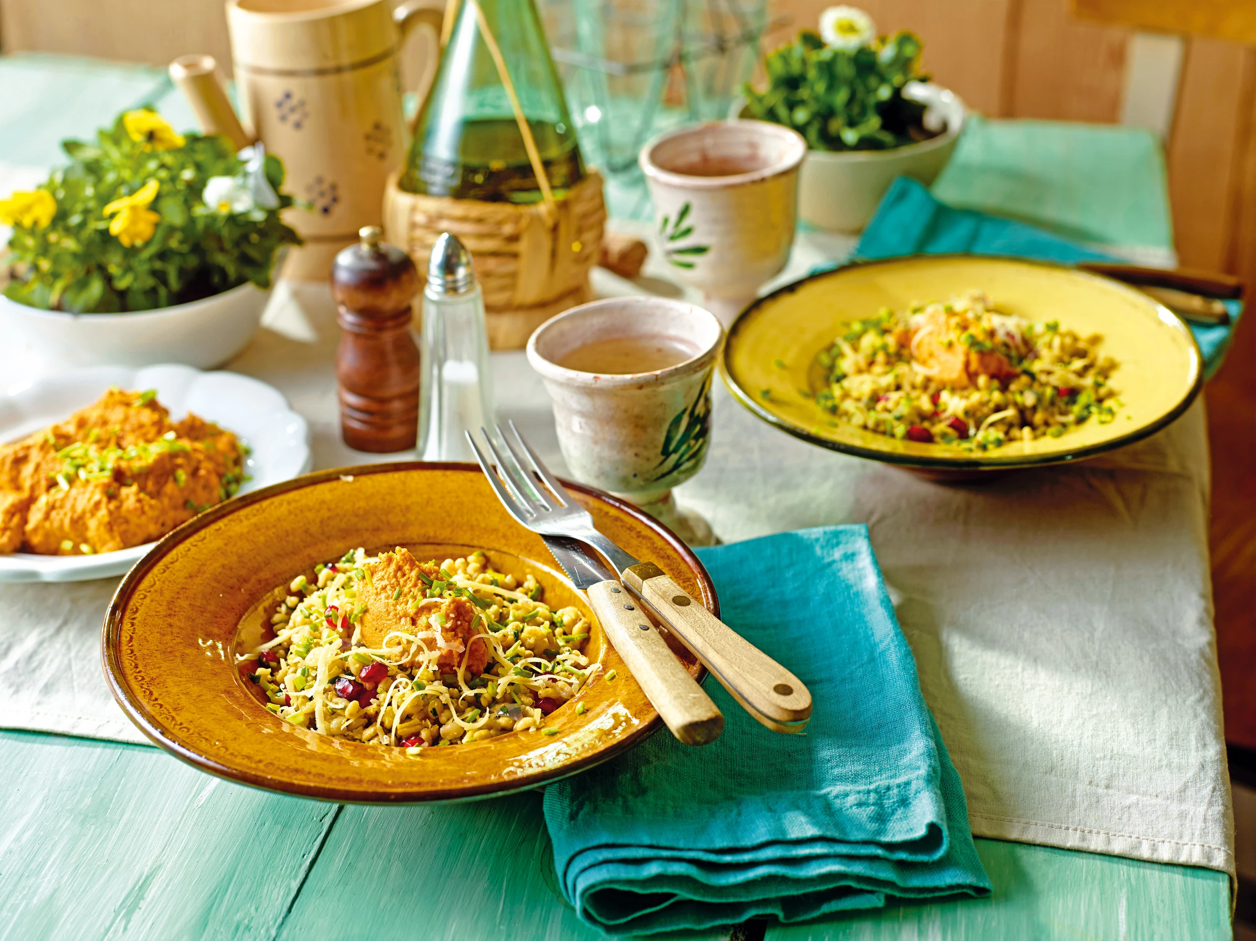 Karotten-Baba-Ganoush mit Perlweizen, Kresse und Granatapfelkernen