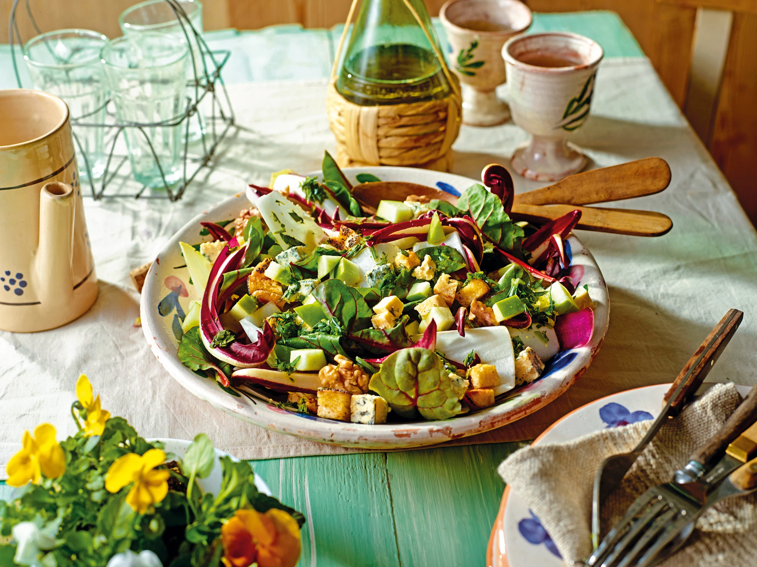 Chicorée-Radicchiosalat mit Nüssen, Käse und Croûtons