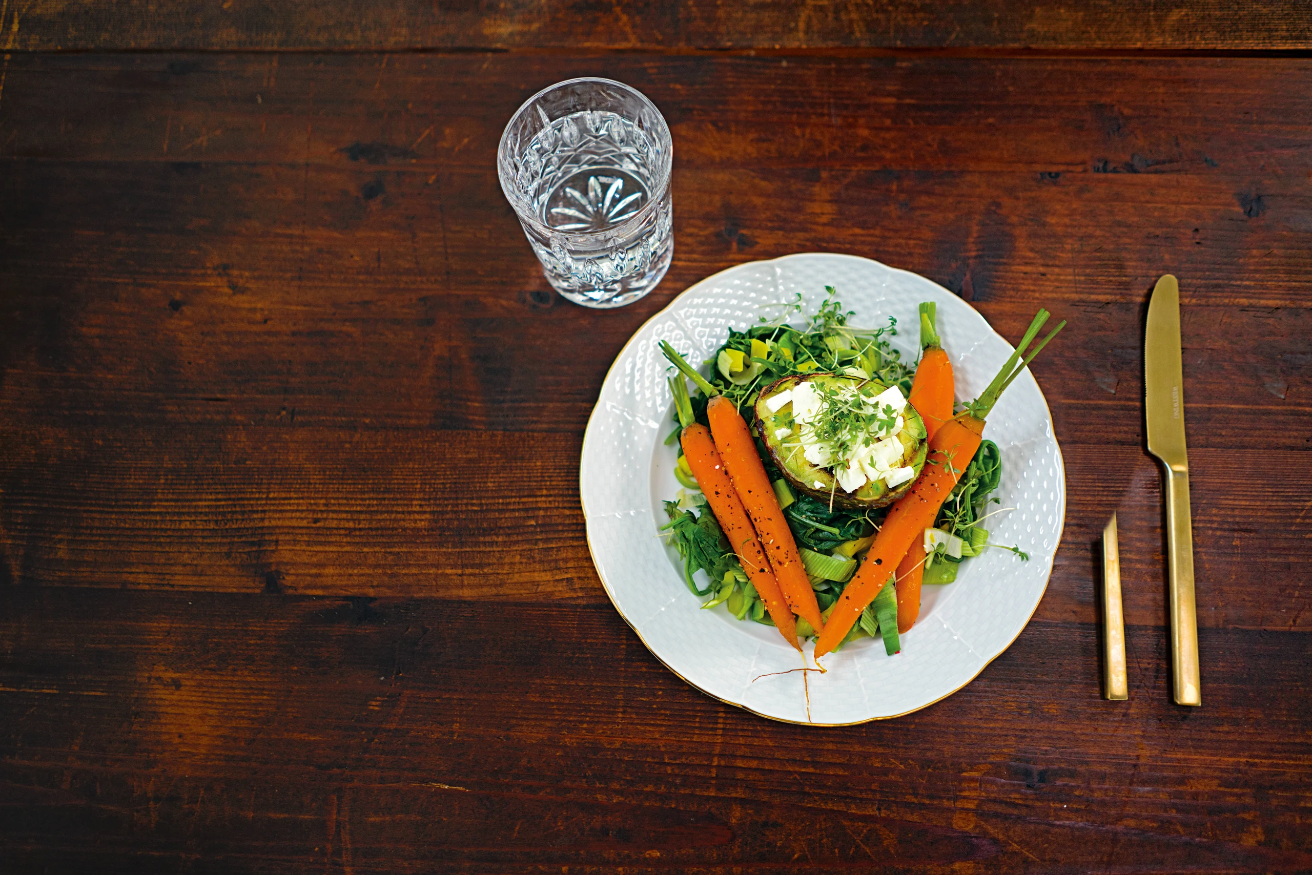 Gegrillte Avocado mit Jungkarotten und Babyspinat