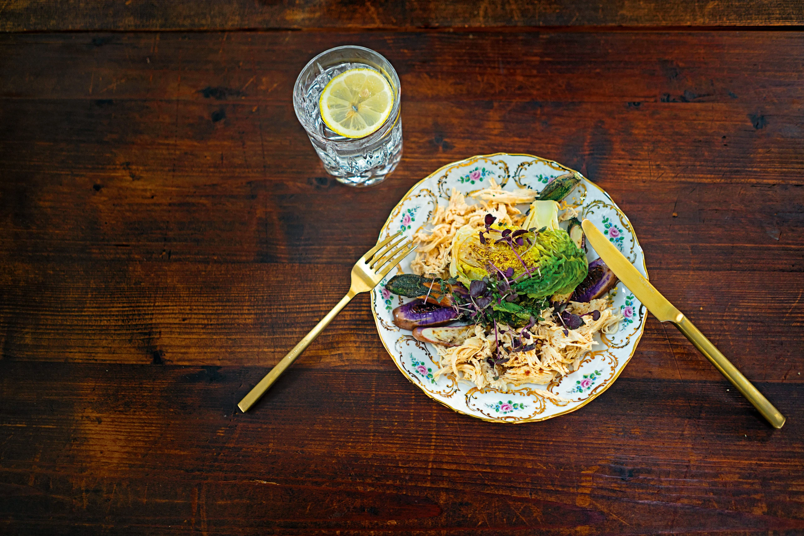 Pulled Chicken mit Melanzani und Salatherzen