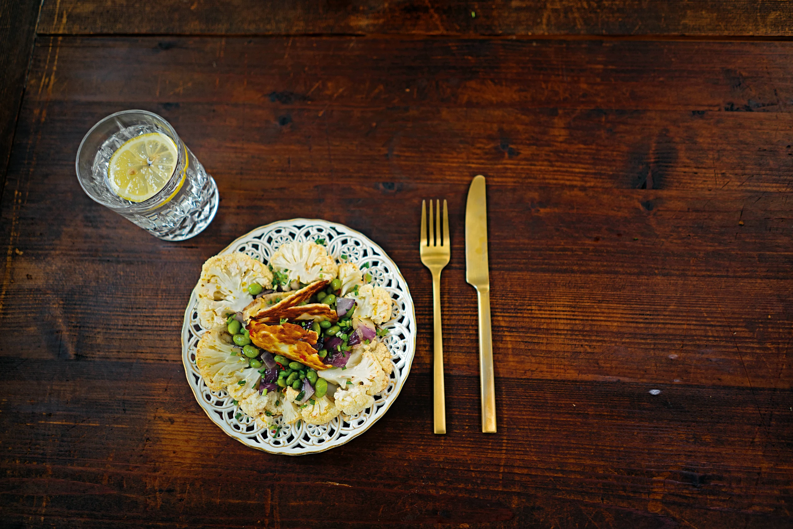 Karfiolsteaks mit Sojabohnen und Halloumi