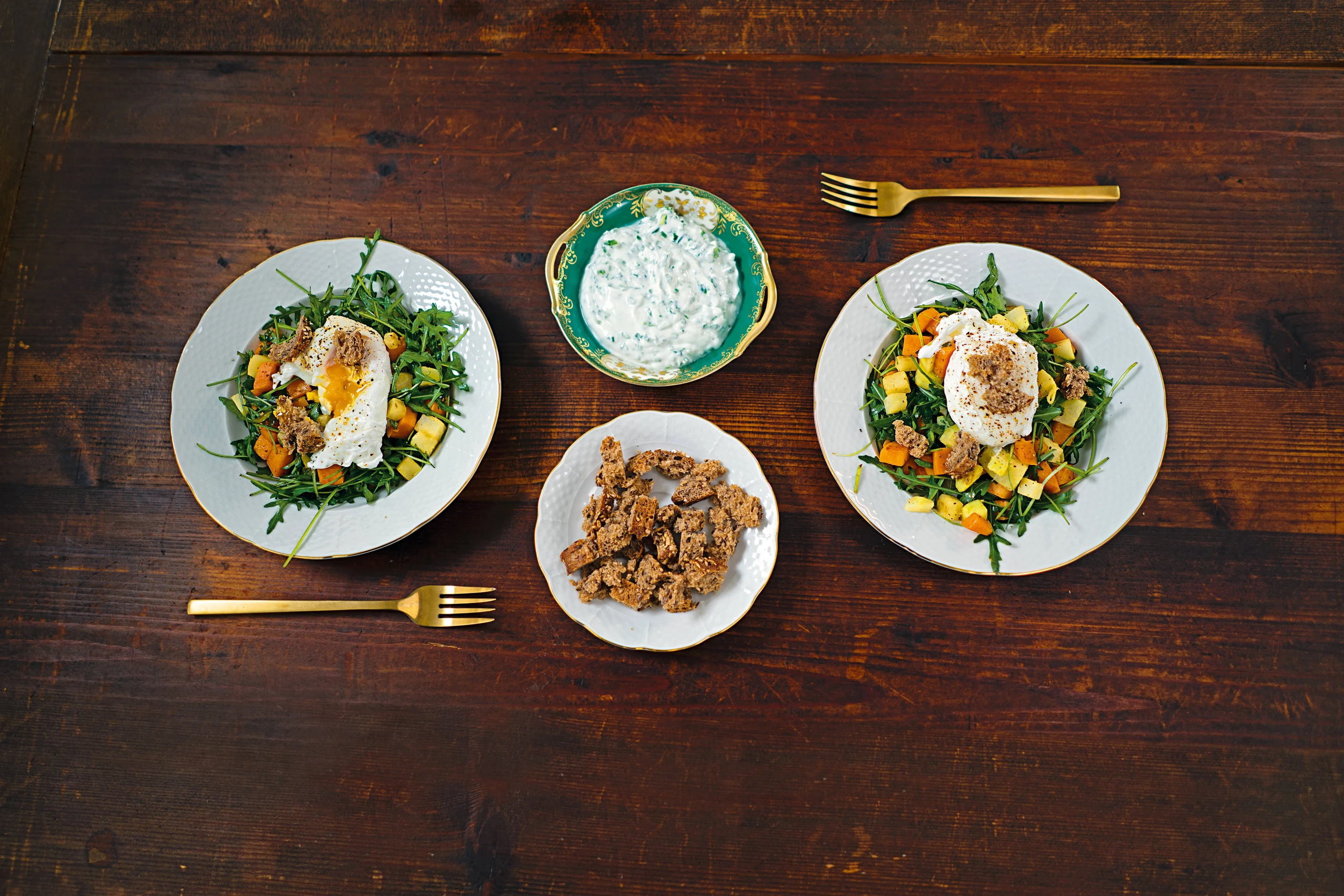 Kohlrabi-Karottengemüse mit pochiertem Ei und Kräuterjoghurt