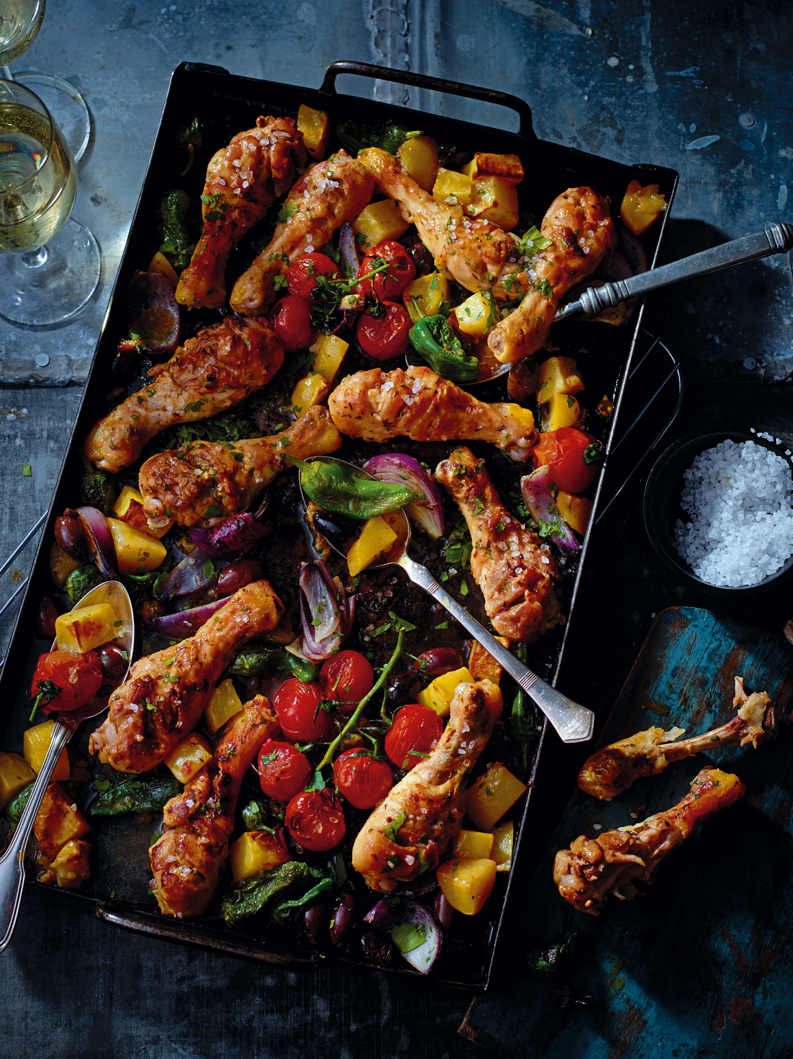 Gebratene Hühnerkeulen mit Gemüse, Erdäpfeln und Oliven