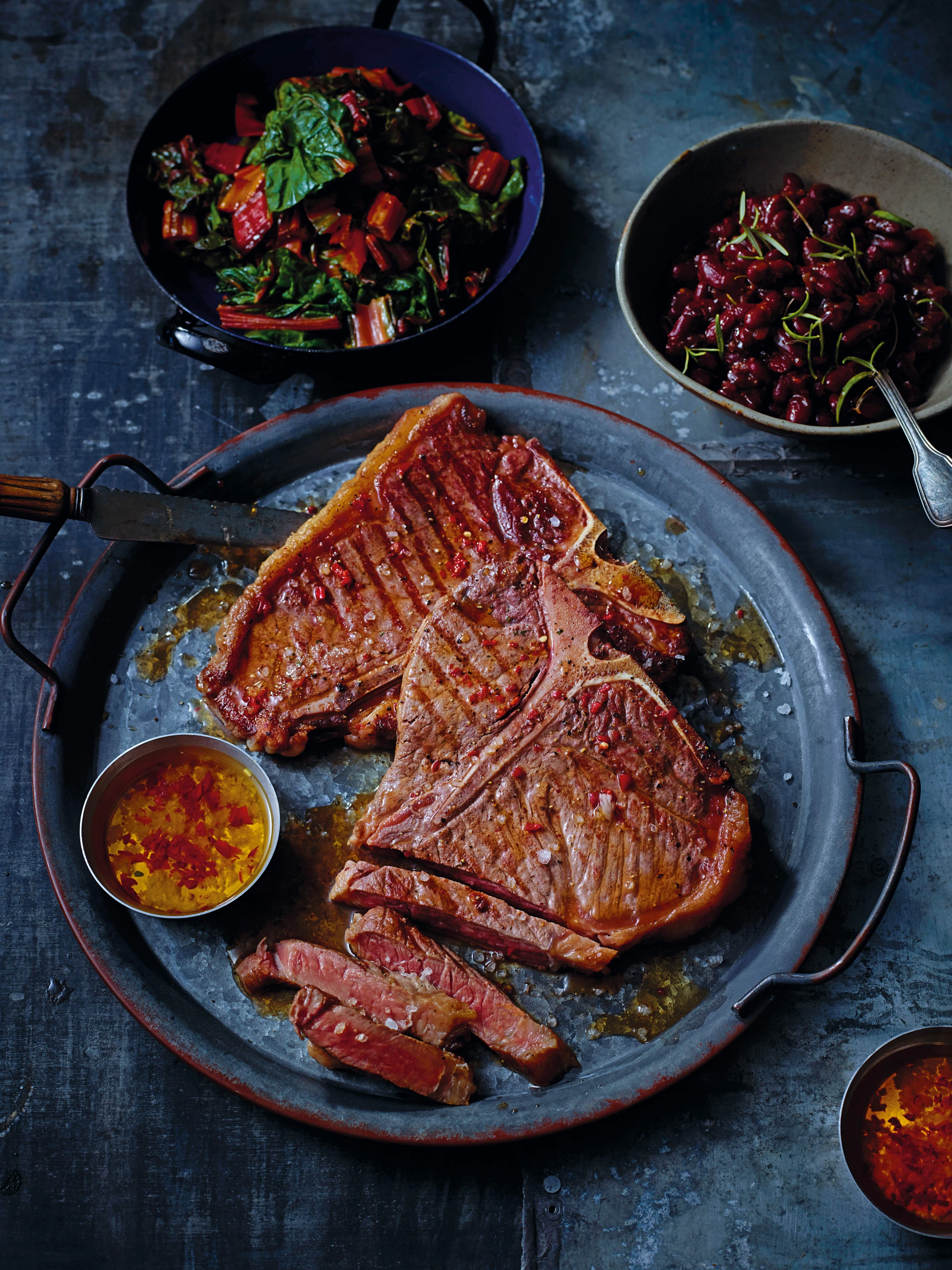T-Bone-Steak mit Chili-Knoblauchöl, Mangold und Barbecue-Bohnen