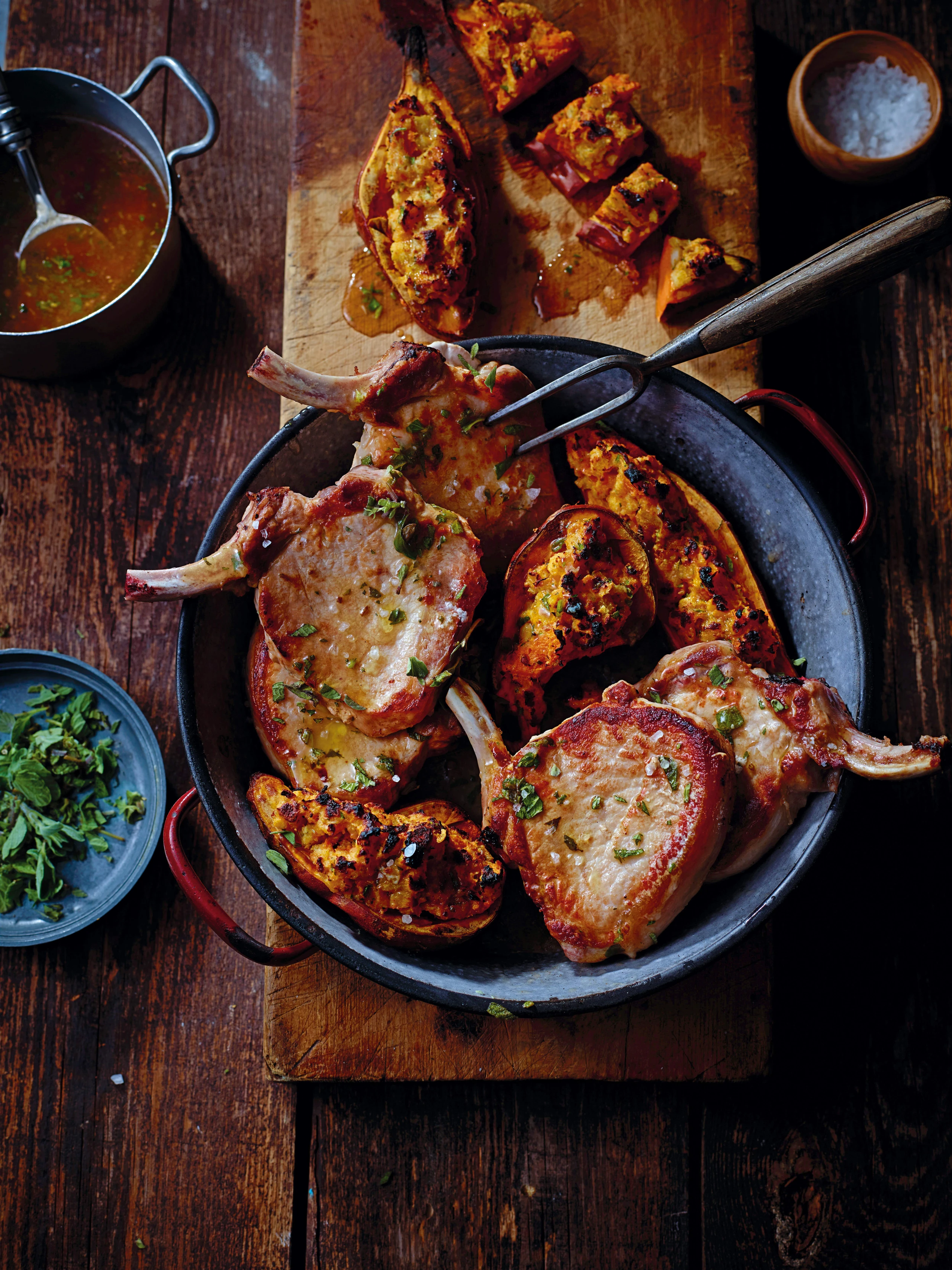 Schweinskotelett mit Oreganosafterl und gefüllten Süßkartoffeln