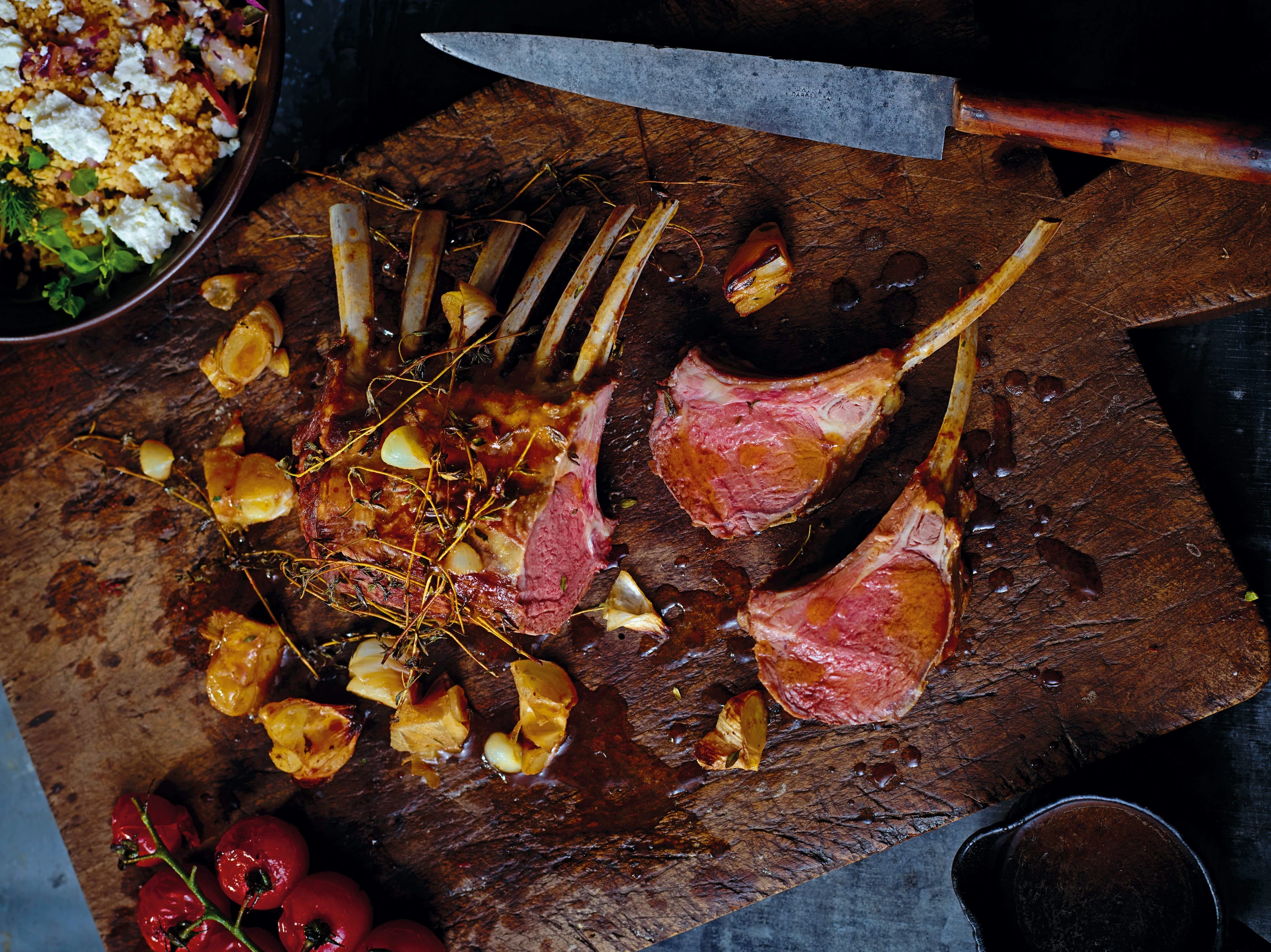 Lammkarree mit Kräuter-Couscous und Feta