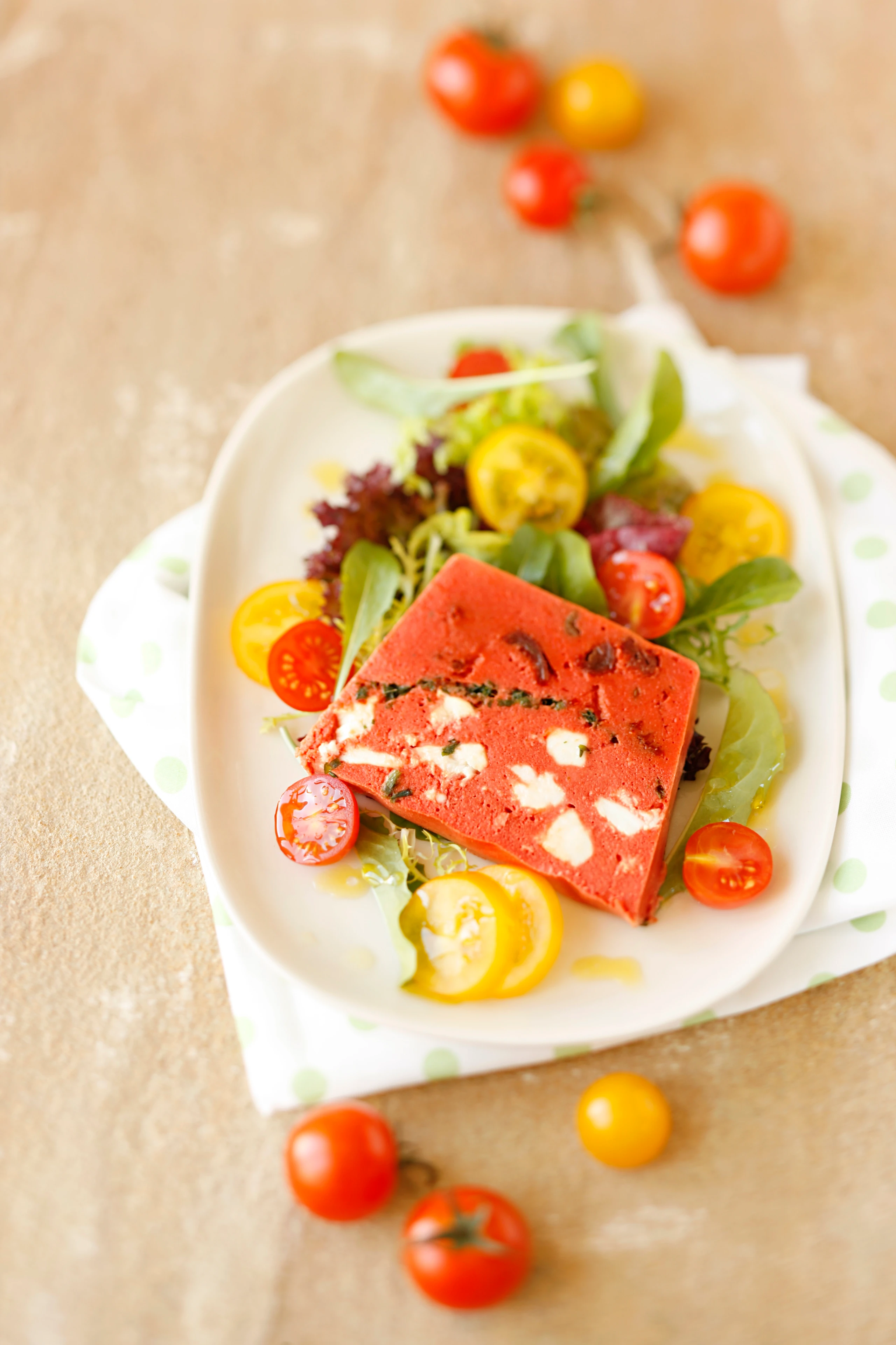 Paradeiser-Kräuterterrine mit Mozzarella