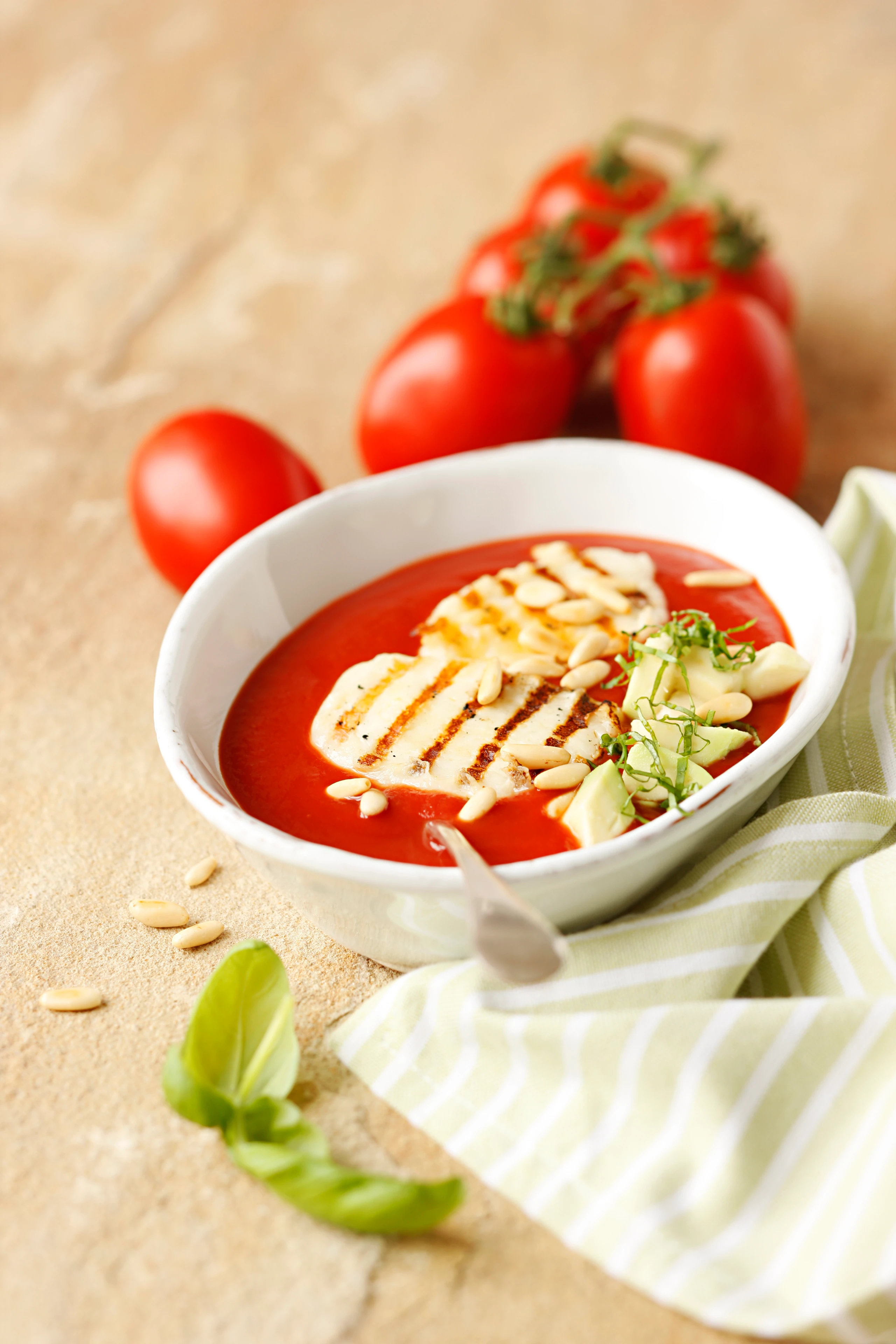 Kalte Paradeisersuppe mit Halloumi