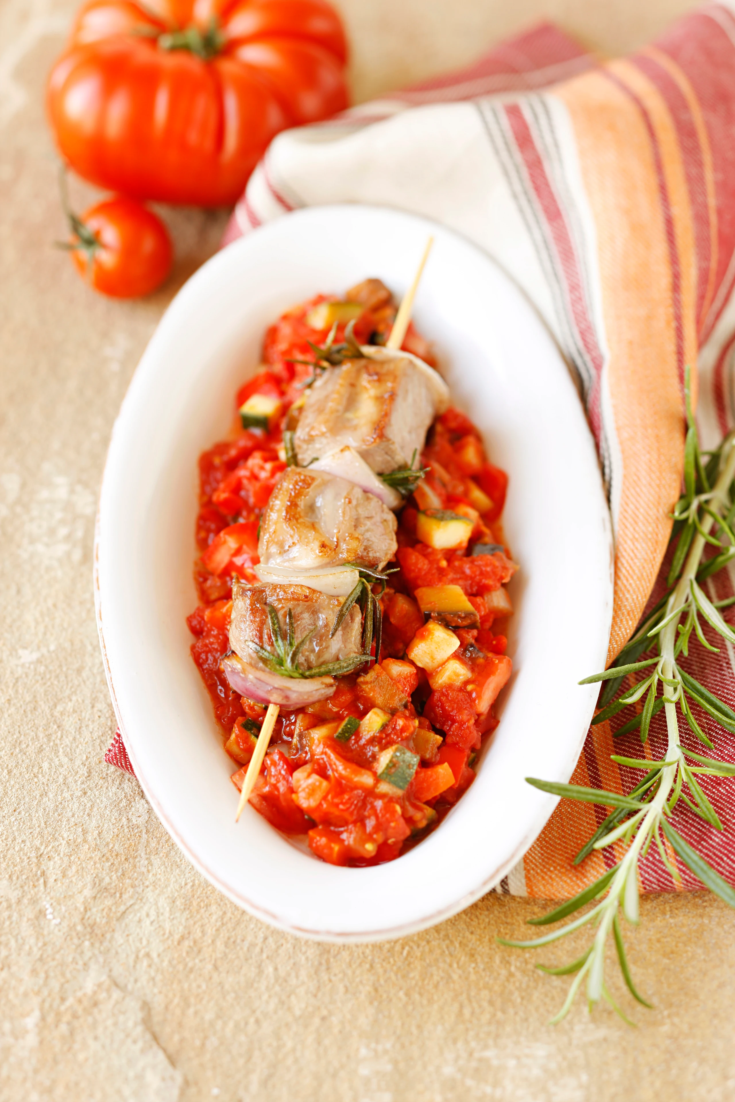 Gebratene Lammspieße auf Ratatouille