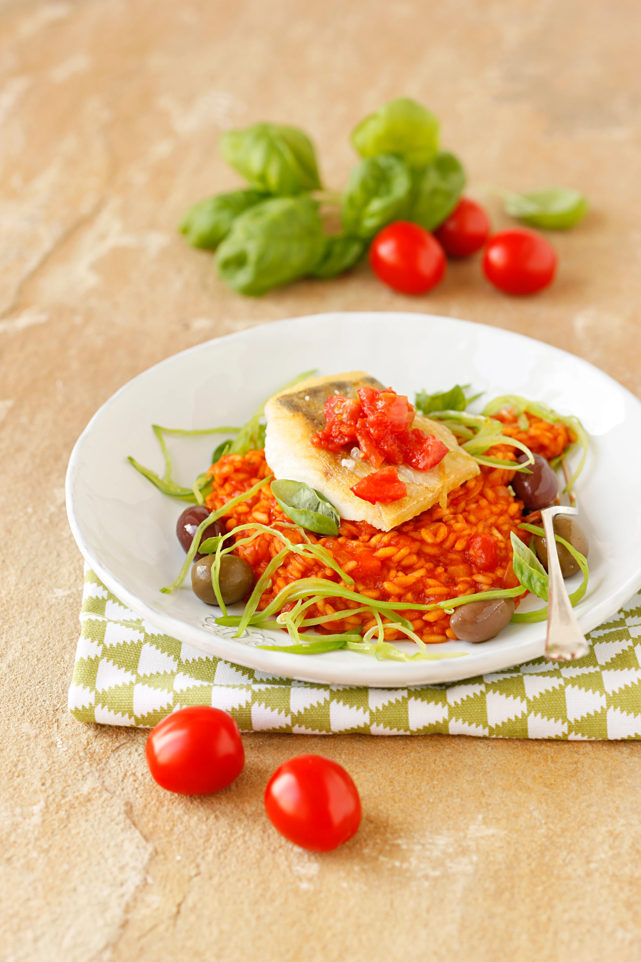 Paradeiserrisotto mit Zander und Oliven