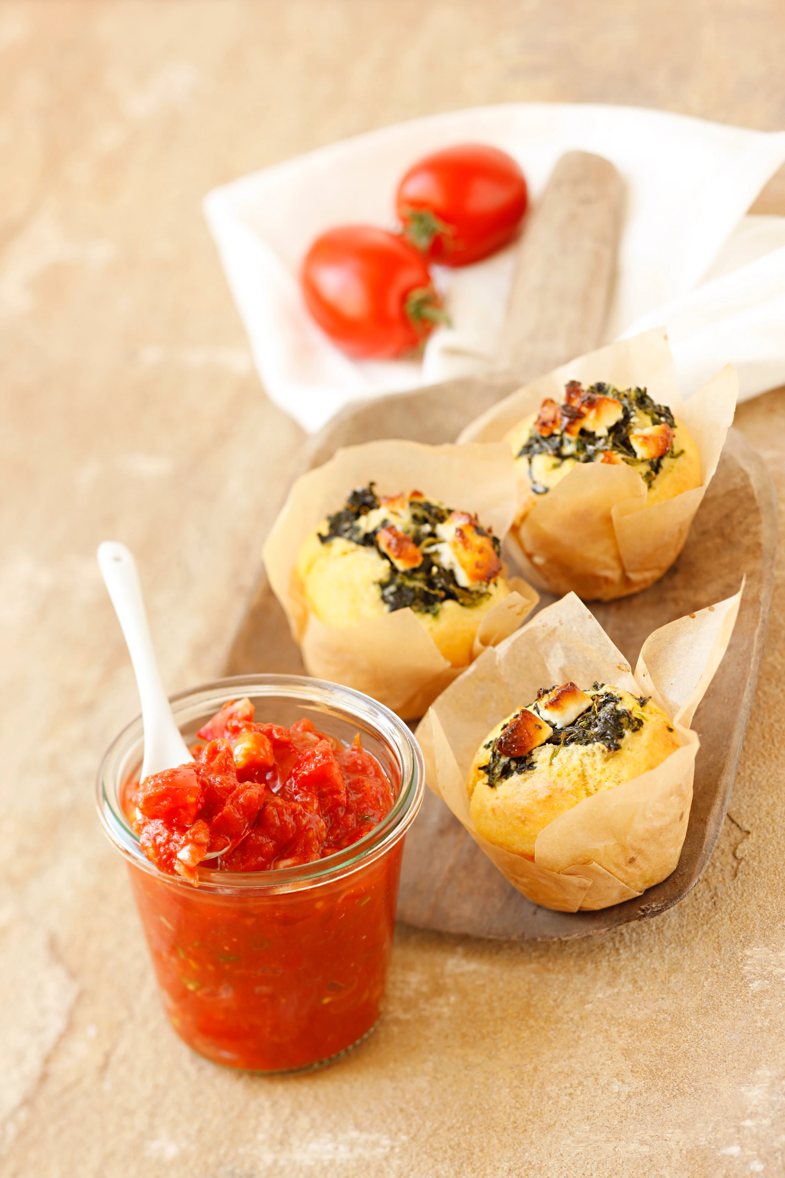 Polentamuffins mit Paradeiserragout