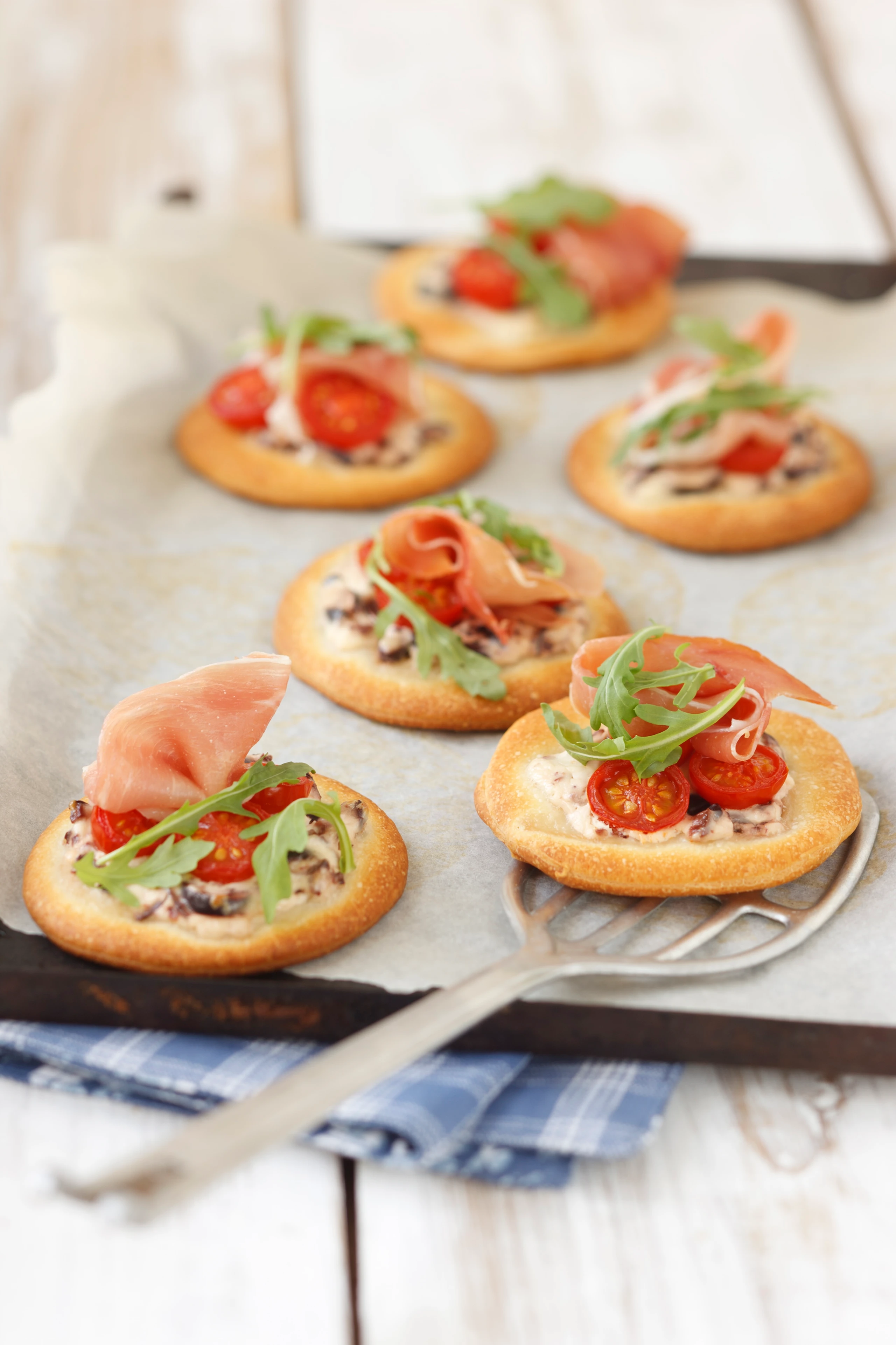 Mini-Pizzen mit Olivencreme und Rucola