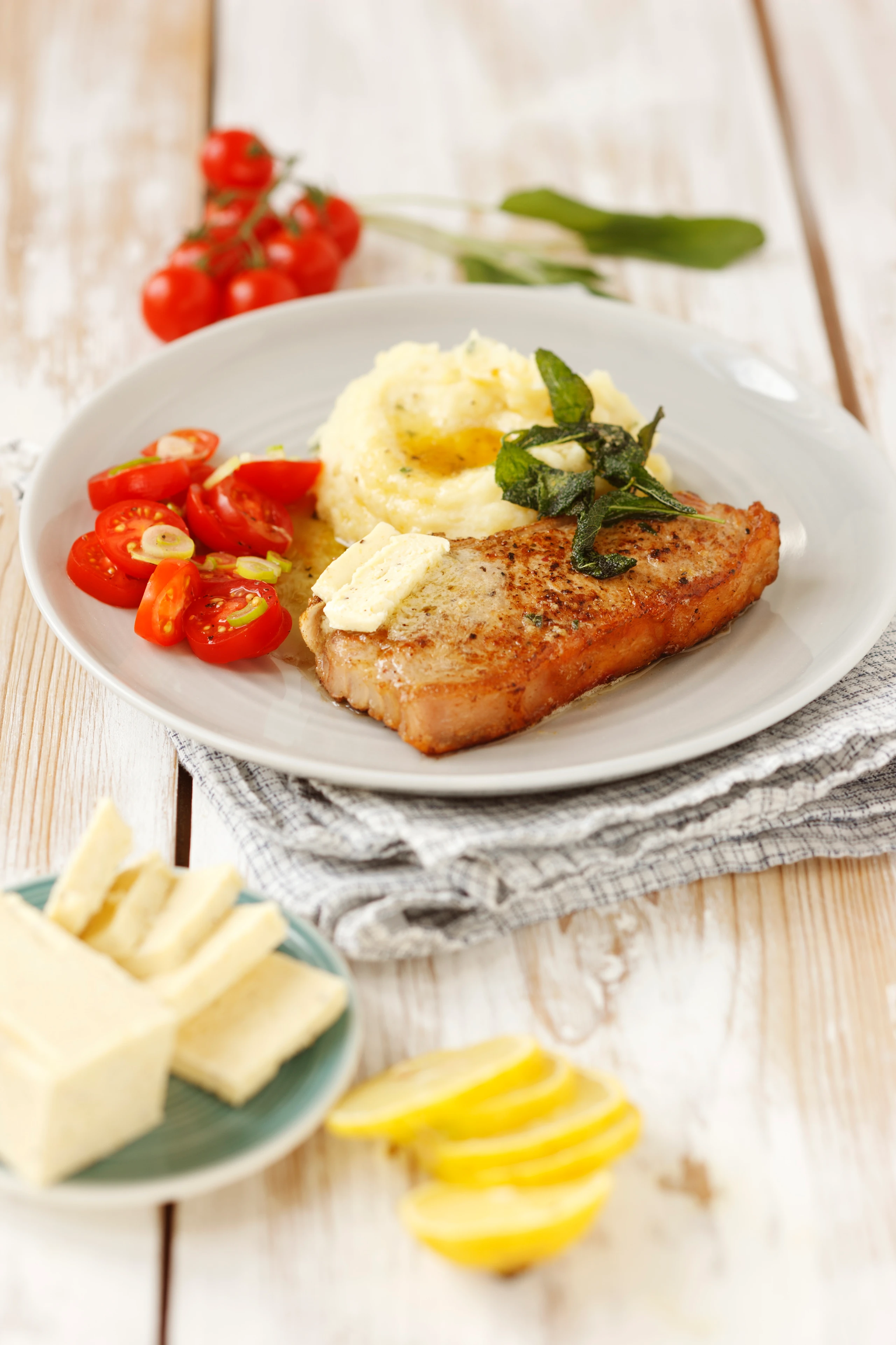 Kalbskotelett mit Selleriepüree mit Zitronenbutter