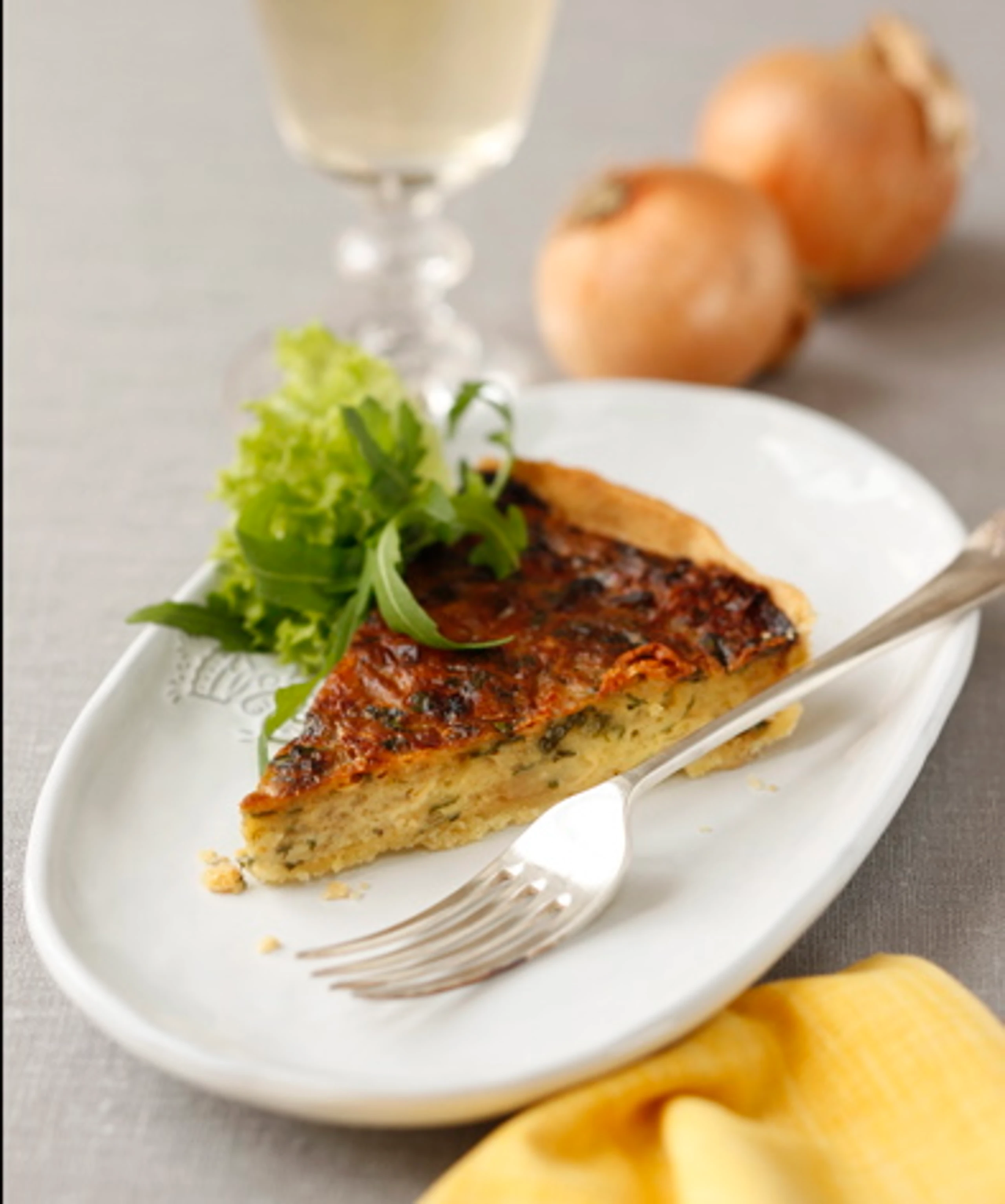 Französische Zwiebelquiche mit Weichkäse