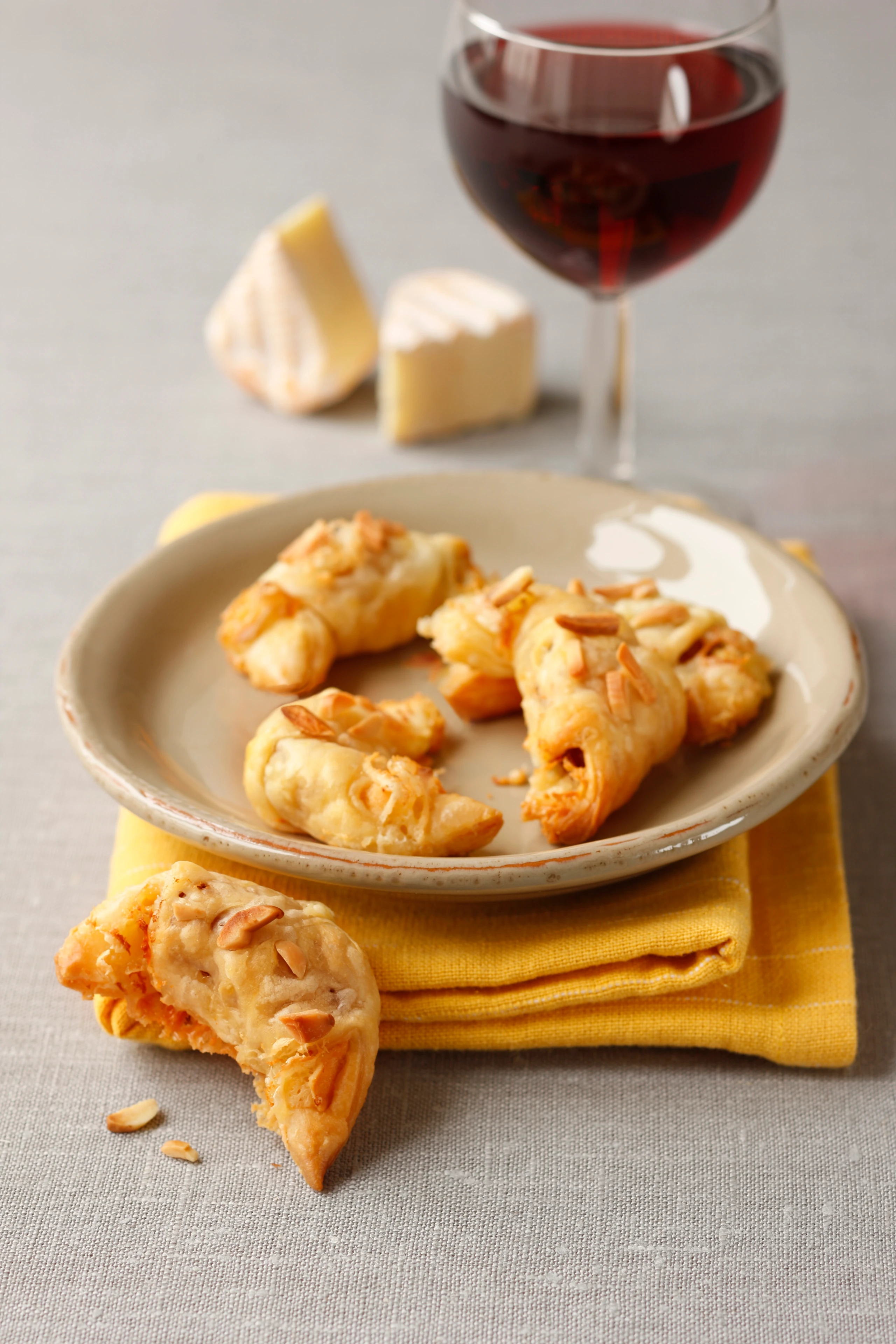 Kipferl mit Datteln und französischem Weichkäse