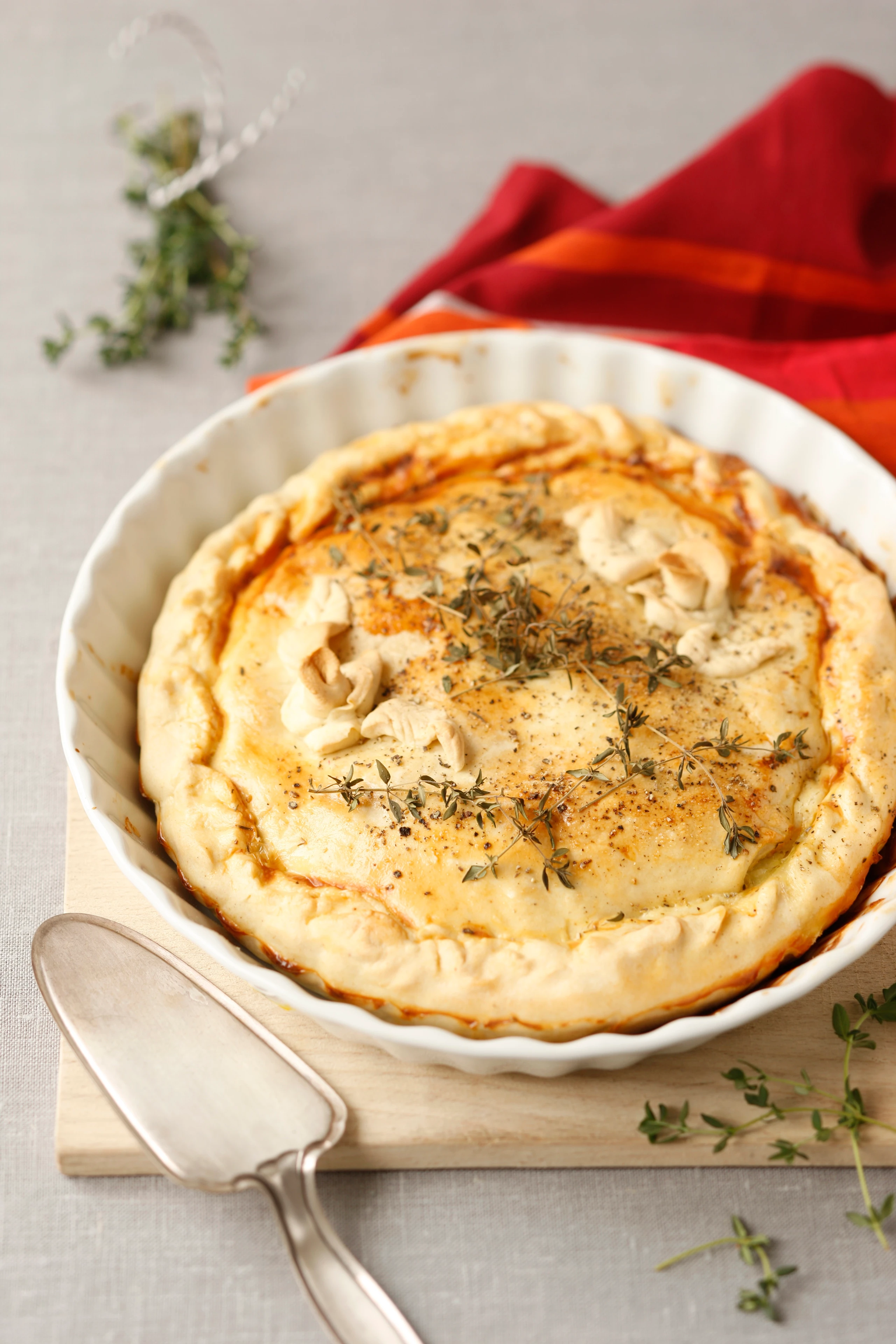 Gedeckte Tarte mit französischem Weichkäse