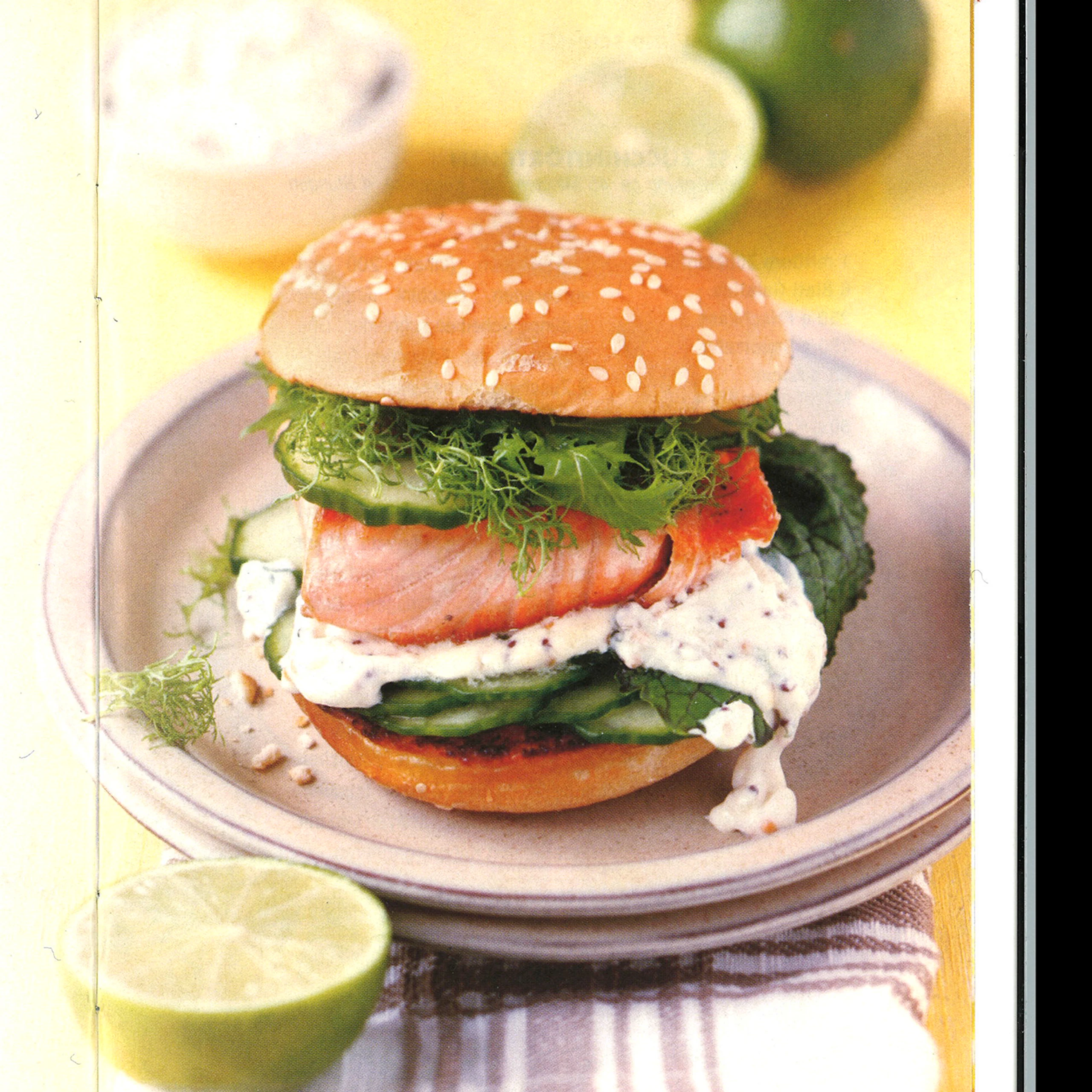 Lachsburger mit Limettensauce