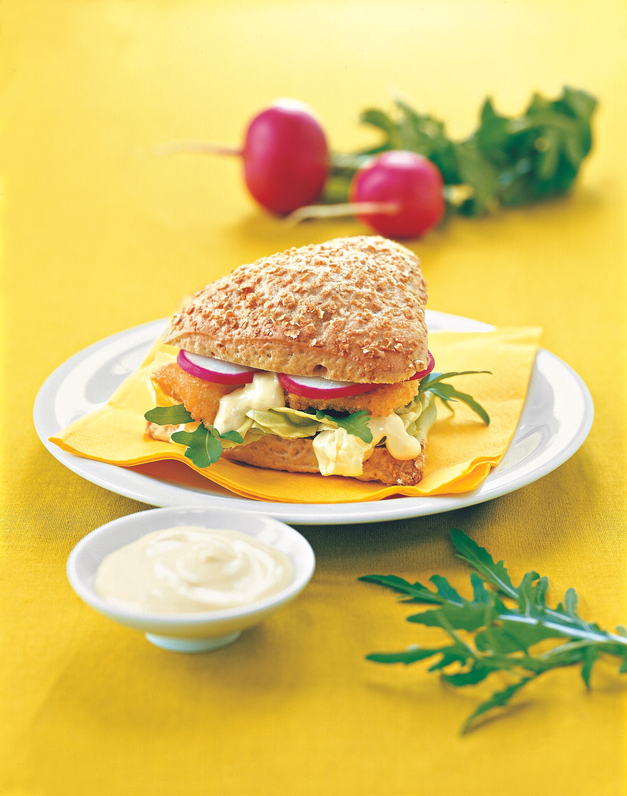 Fischburger mit Rucola und Senfsauce