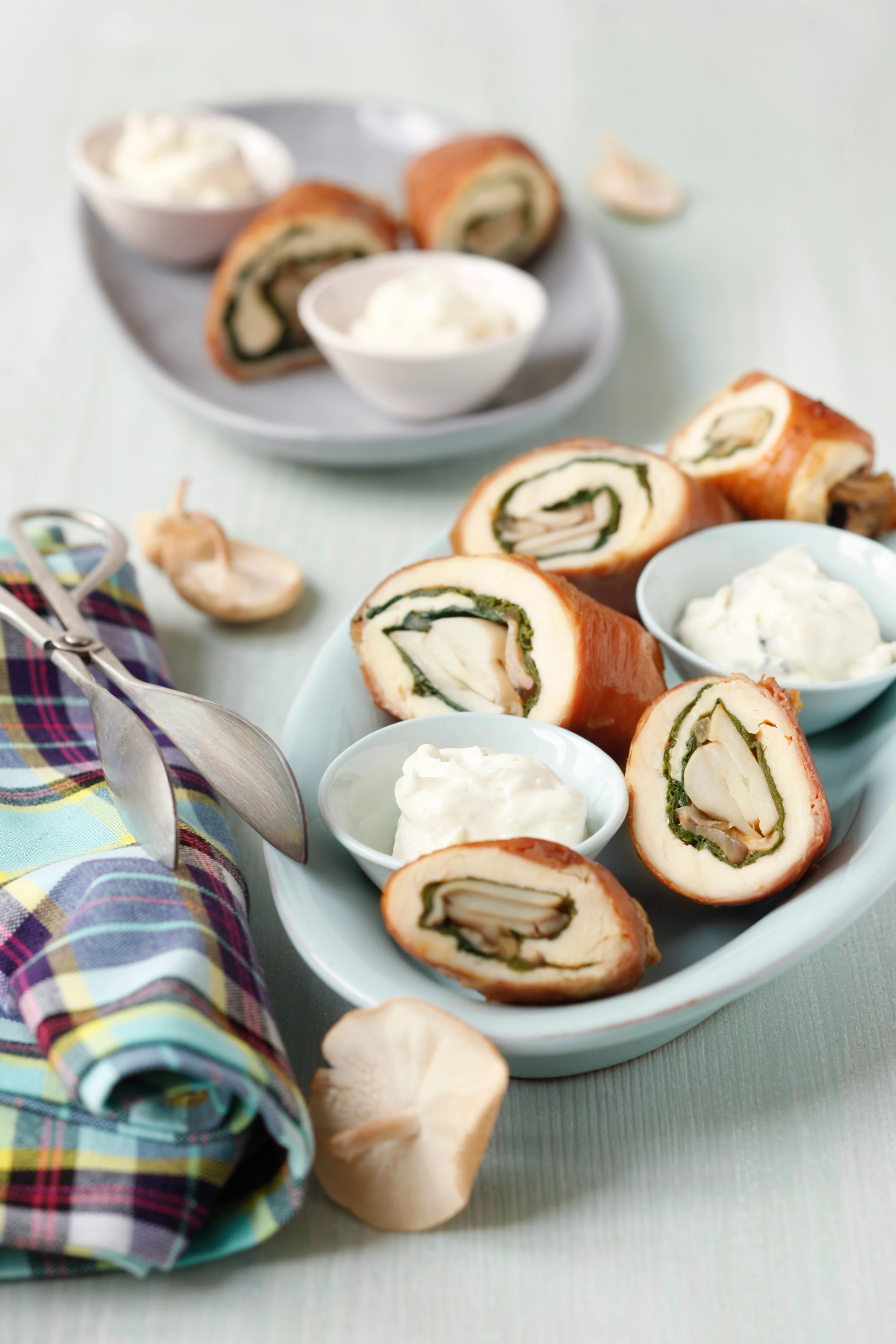 Spinat-Hühnerröllchen mit Pilzen und Trüffelmayonnaise