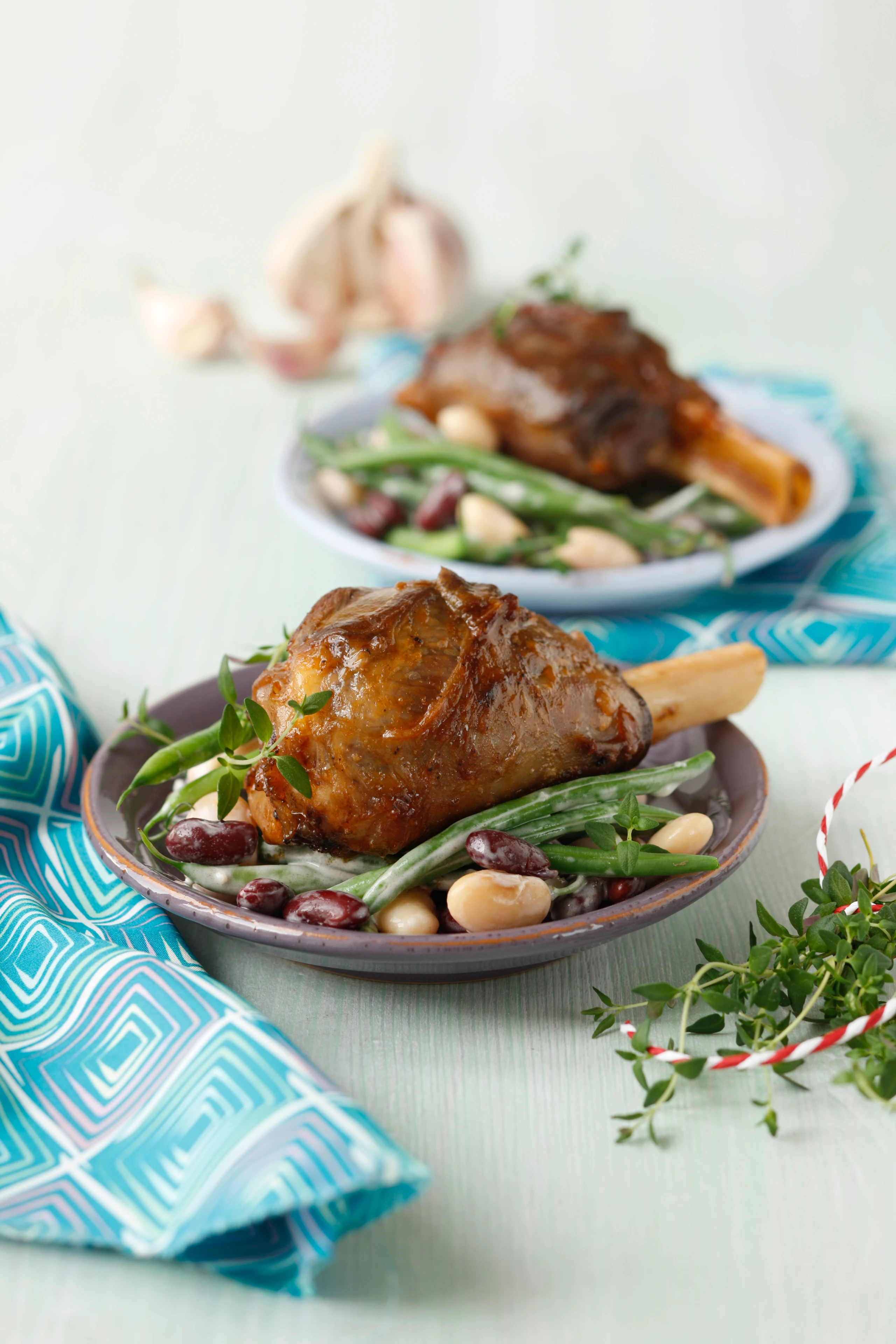 Geschmorte Lammstelzen mit cremigem Bohnengemüse