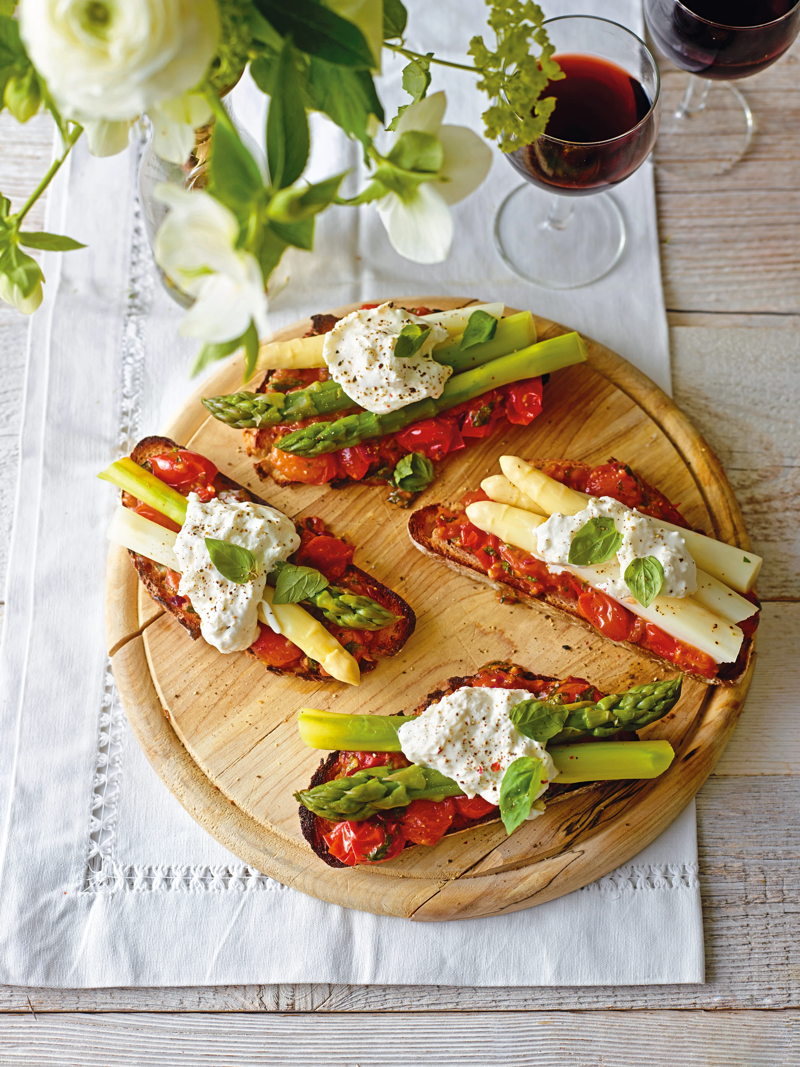 Sauerteigbrot mit Paradeisern, Spargel, Burrata und Basilikum