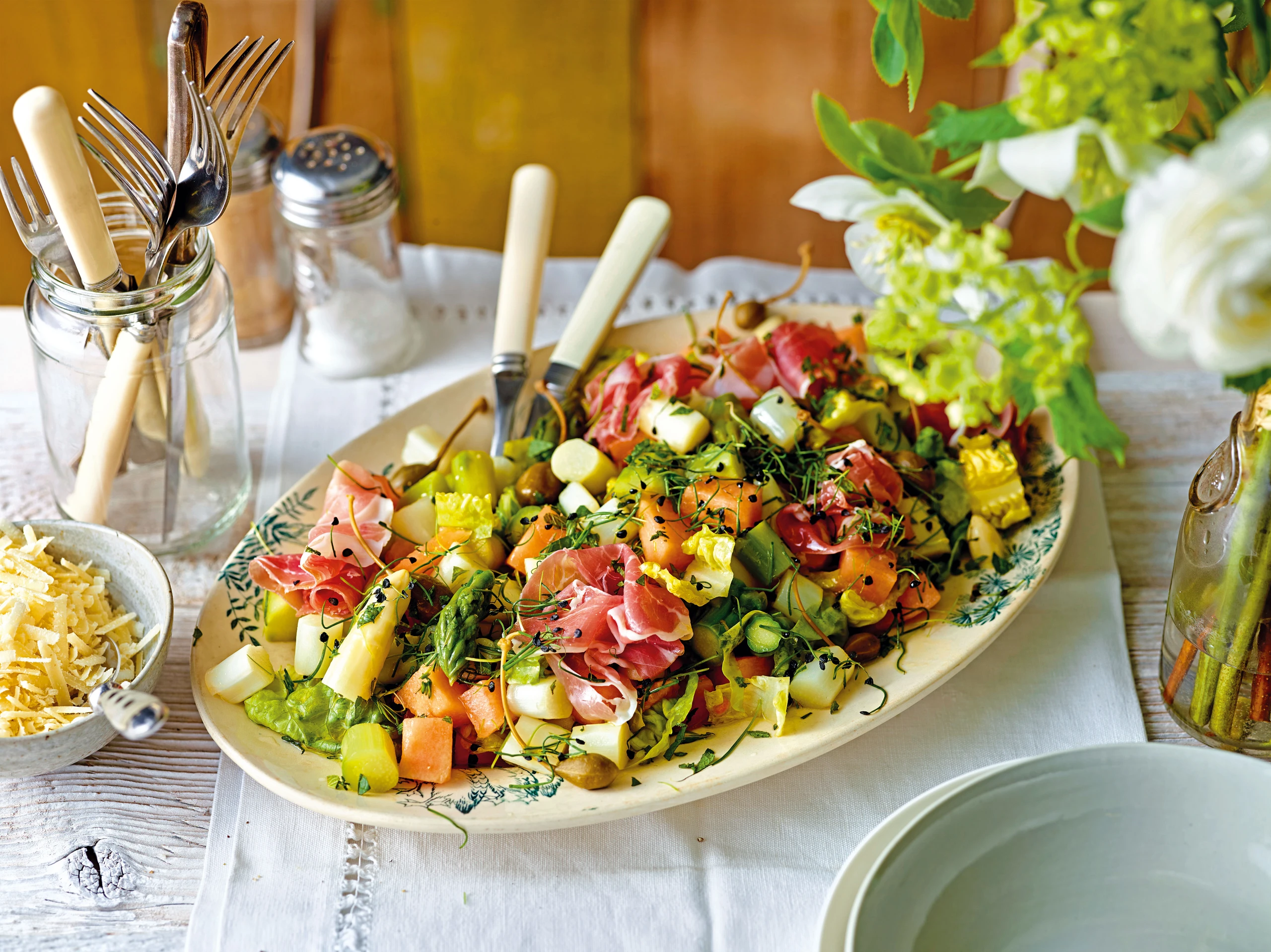 Spargelsalat mit Melone, Prosciutto, Kapern und Kresse
