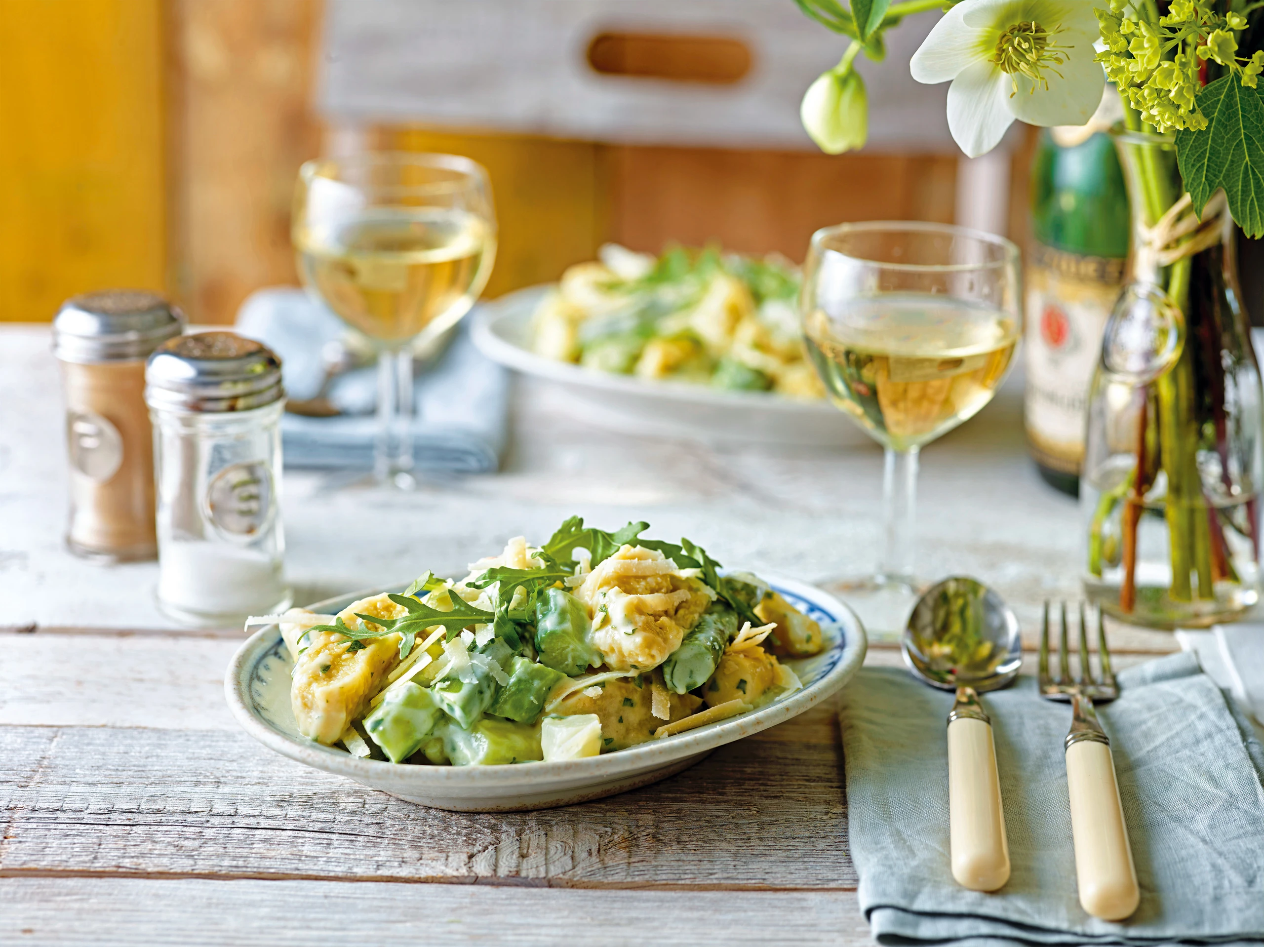 Erbsen-Gnocchi mit Spargel und Käse-Rucolasauce