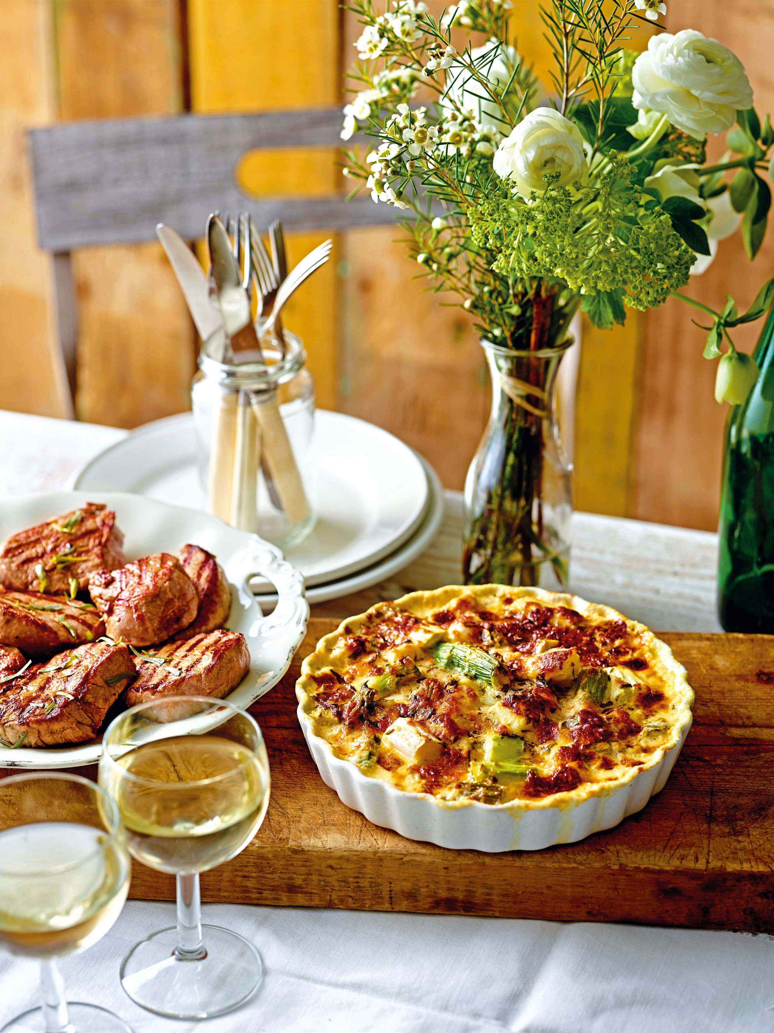 Ministeaks mit Senfsauce und Spargelgratin