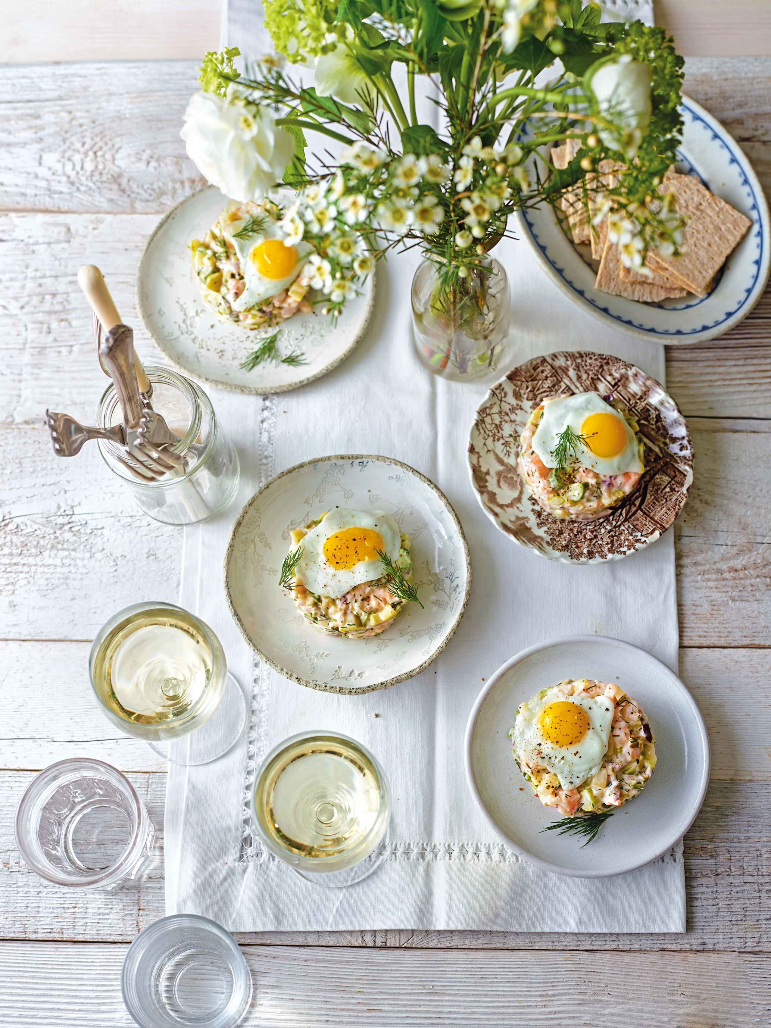 Spargel-Shrimps-Tatar mit Wachtelspiegelei