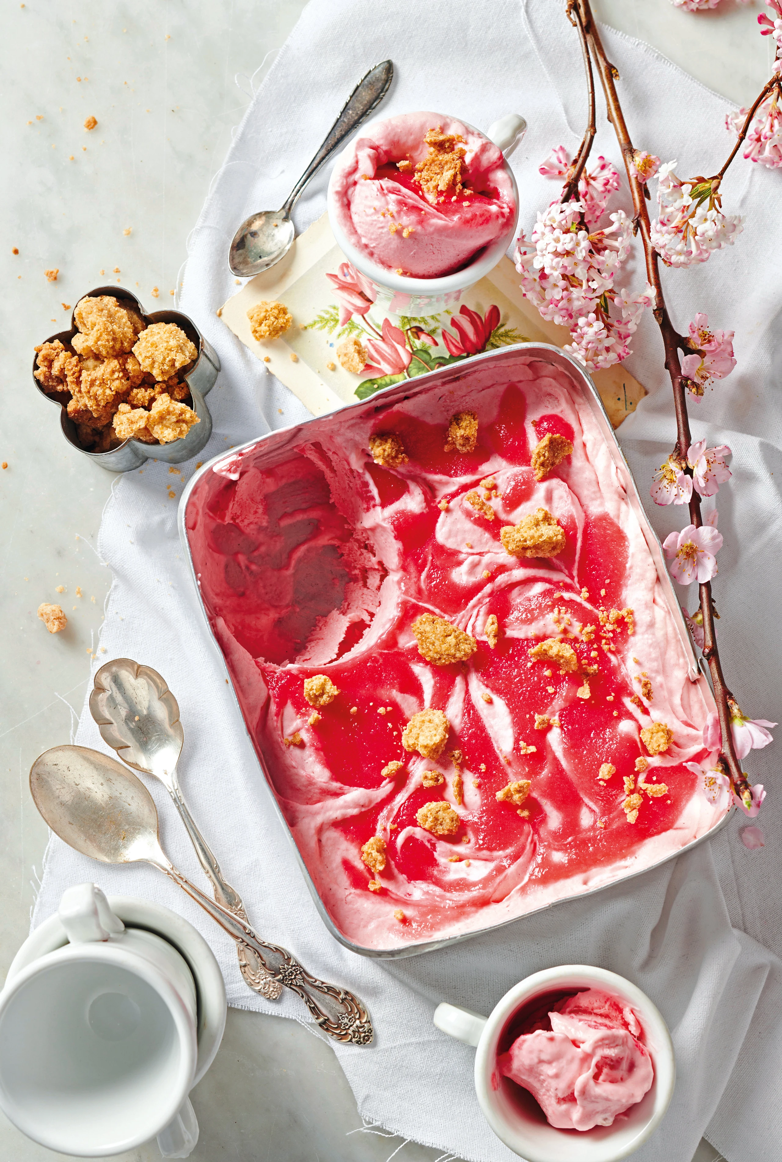 Rhabarber-Parfait mit warmem Streusel