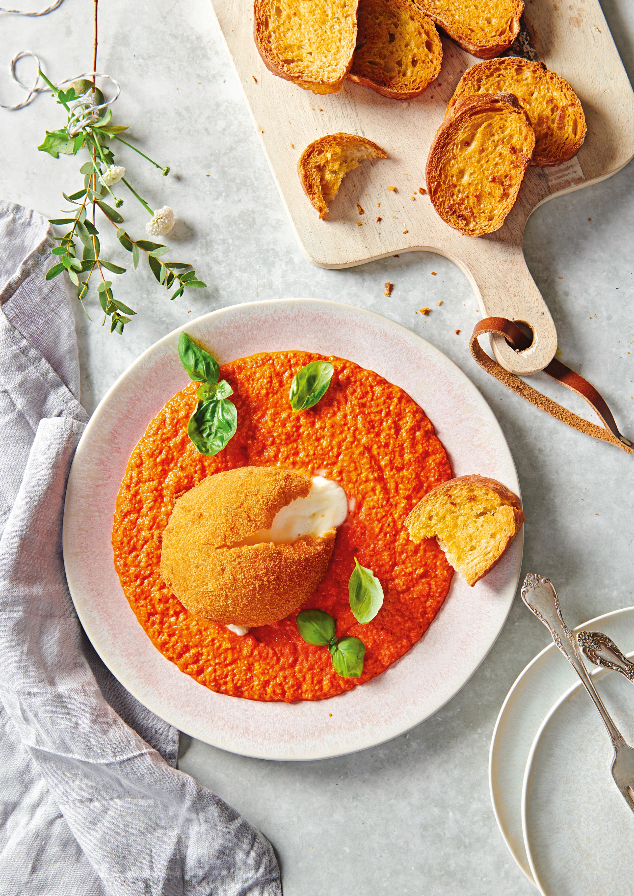 Gebackene Burrata mit Romesco-Sauce und Röstbrot