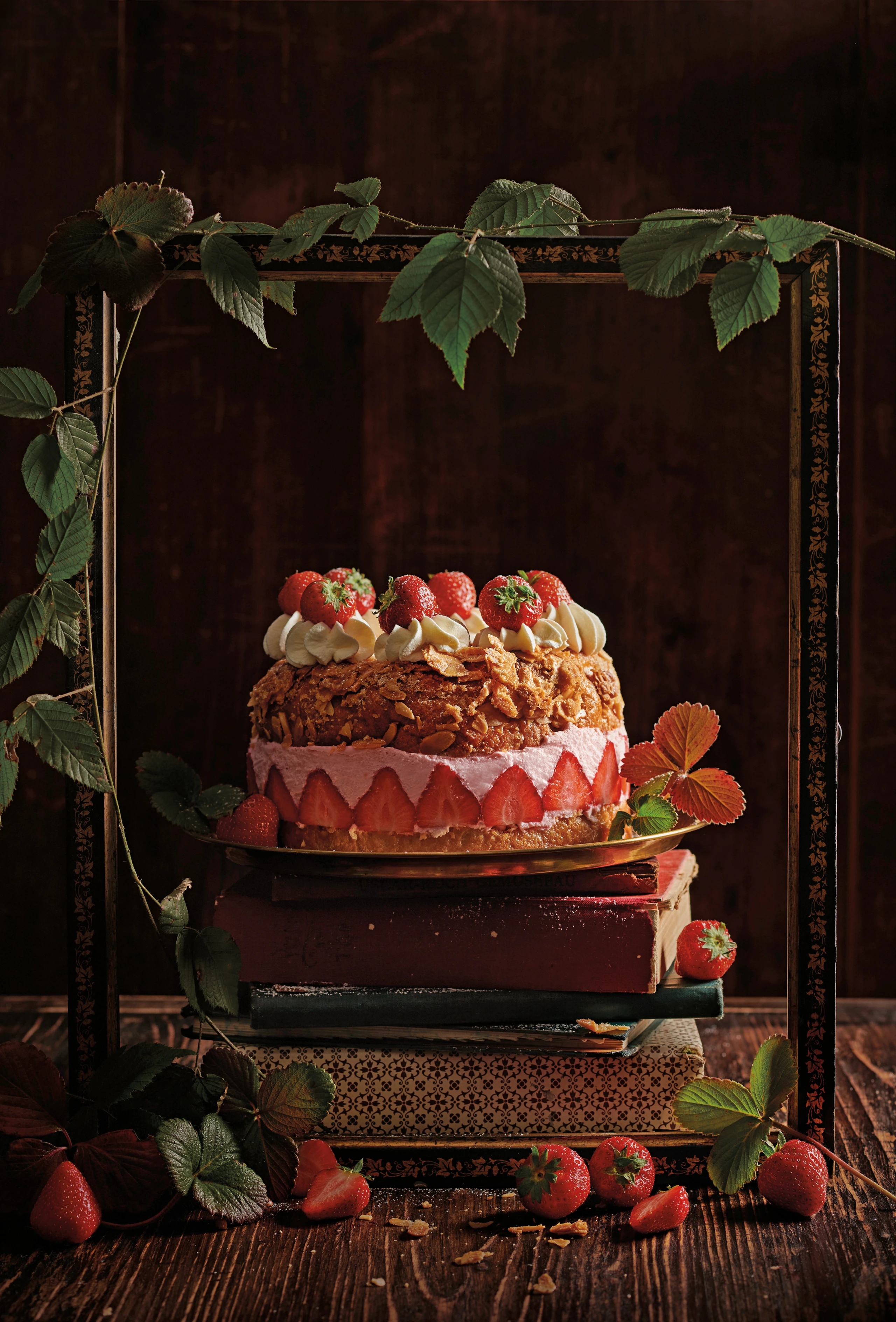 Bienenstich-Torte mit Erdbeermousse