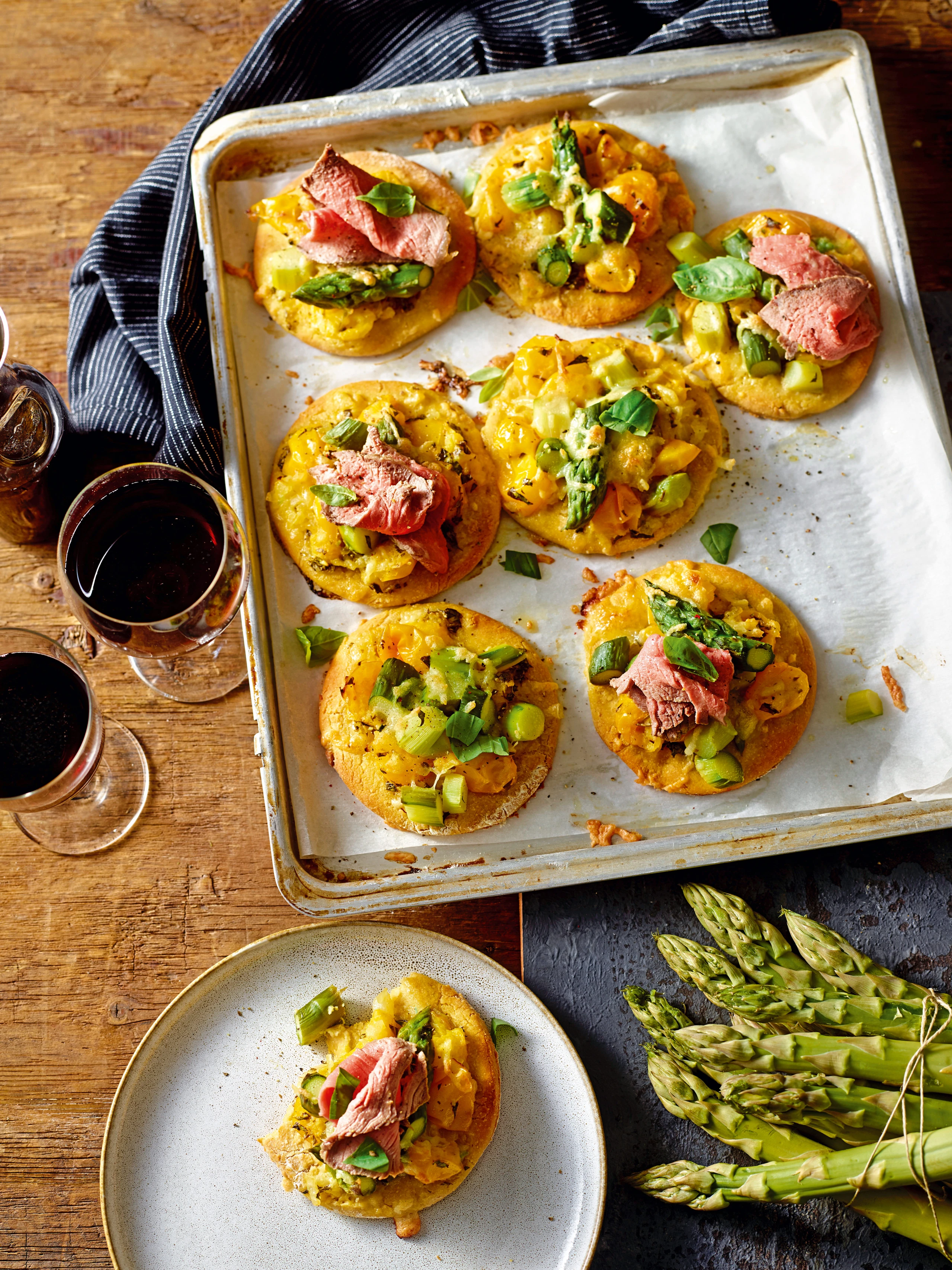 Kichererbsen-Pizza mit gelben Paradeisern, Spargel und Roastbeef