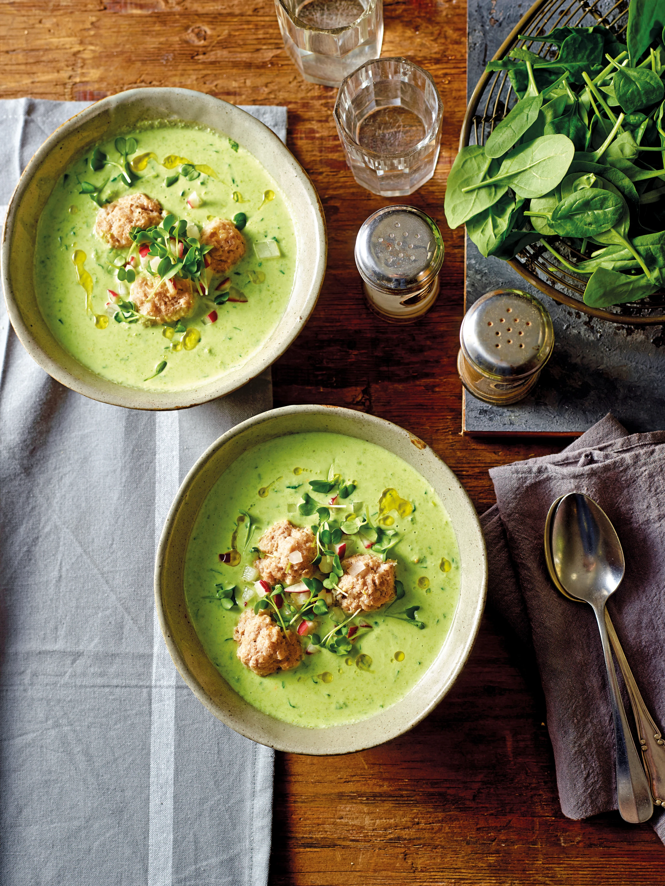 Erbsen-Kokossuppe mit Kalbfleischbällchen, Spinat und Radieschen