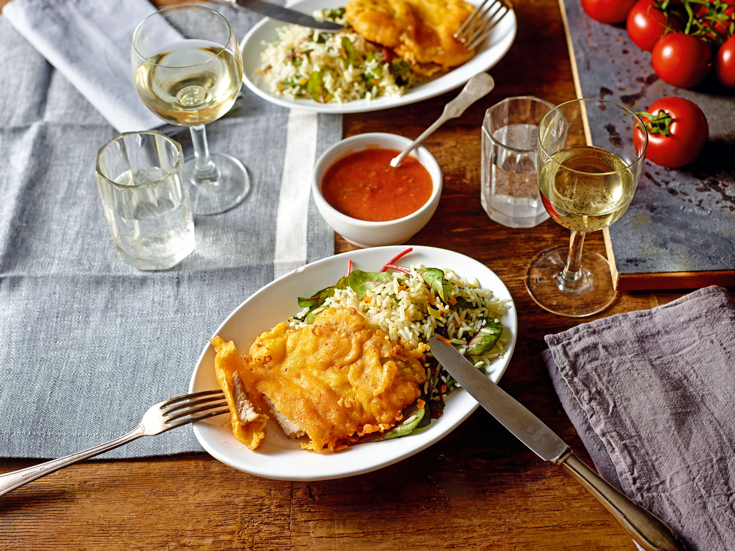 Mozzarella-Schnitzel mit Paradeisfond und Zitrus-Mangoldreis