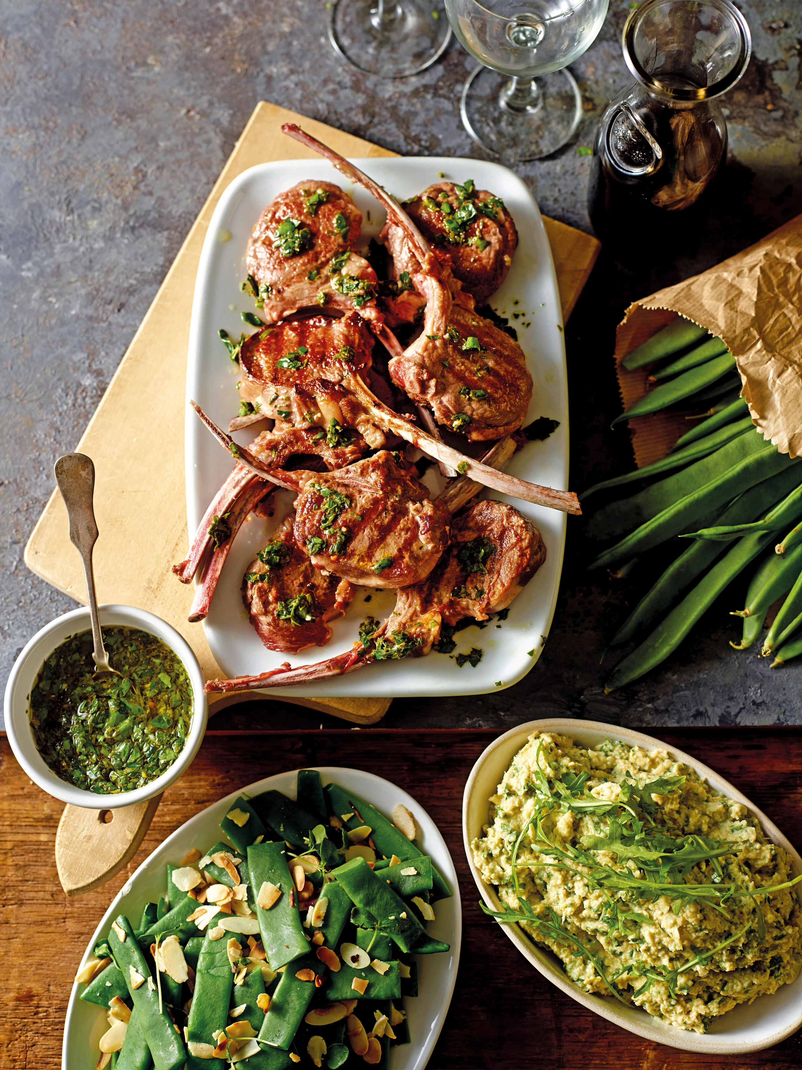 Lammkoteletts mit Salsa verde, Artischockenpüree und Fisolen-Mandelgemüse