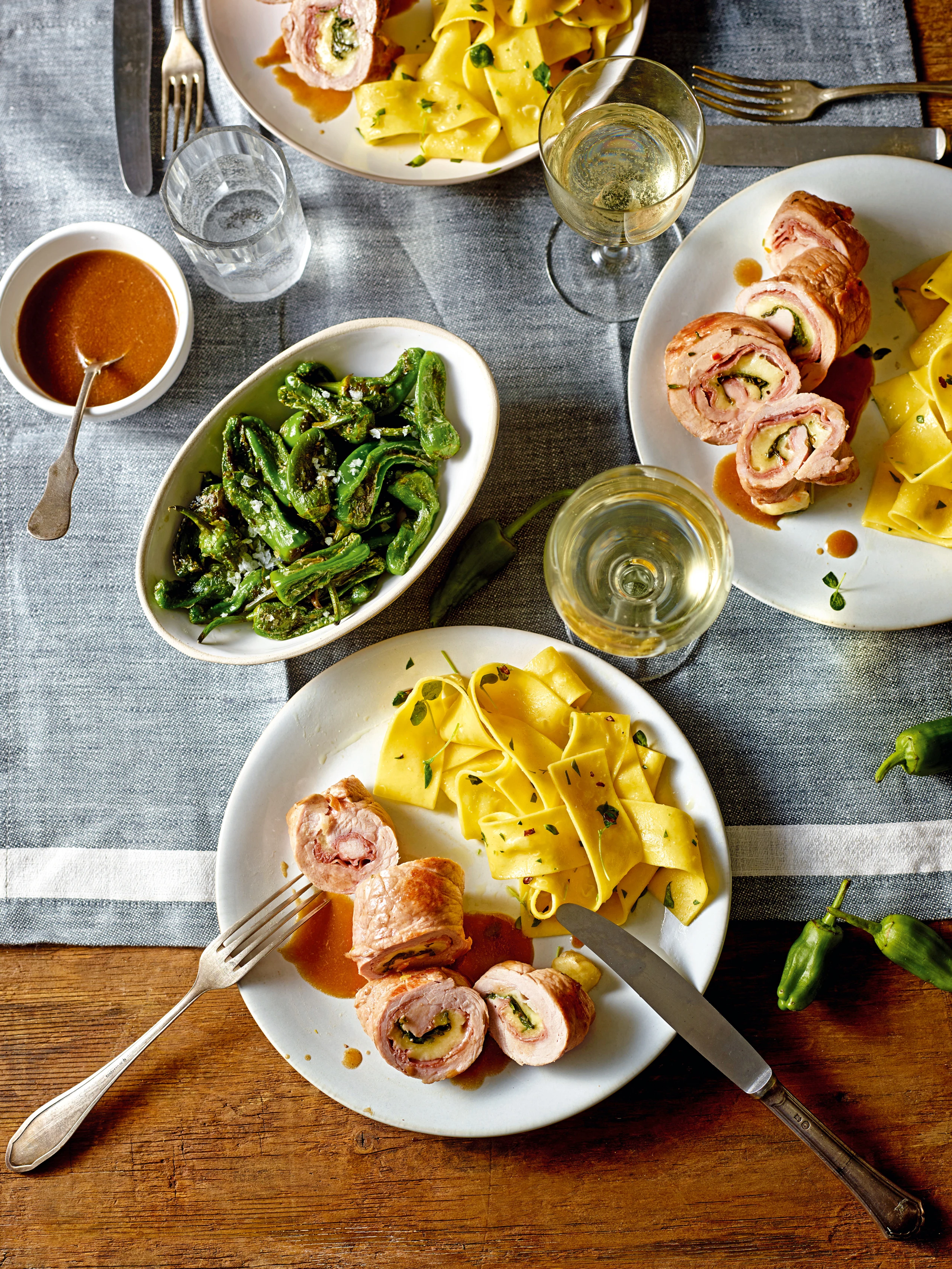 Schnitzelröllchen mit Prosciutto, Mozzarella, Basilikum und Pappardelle