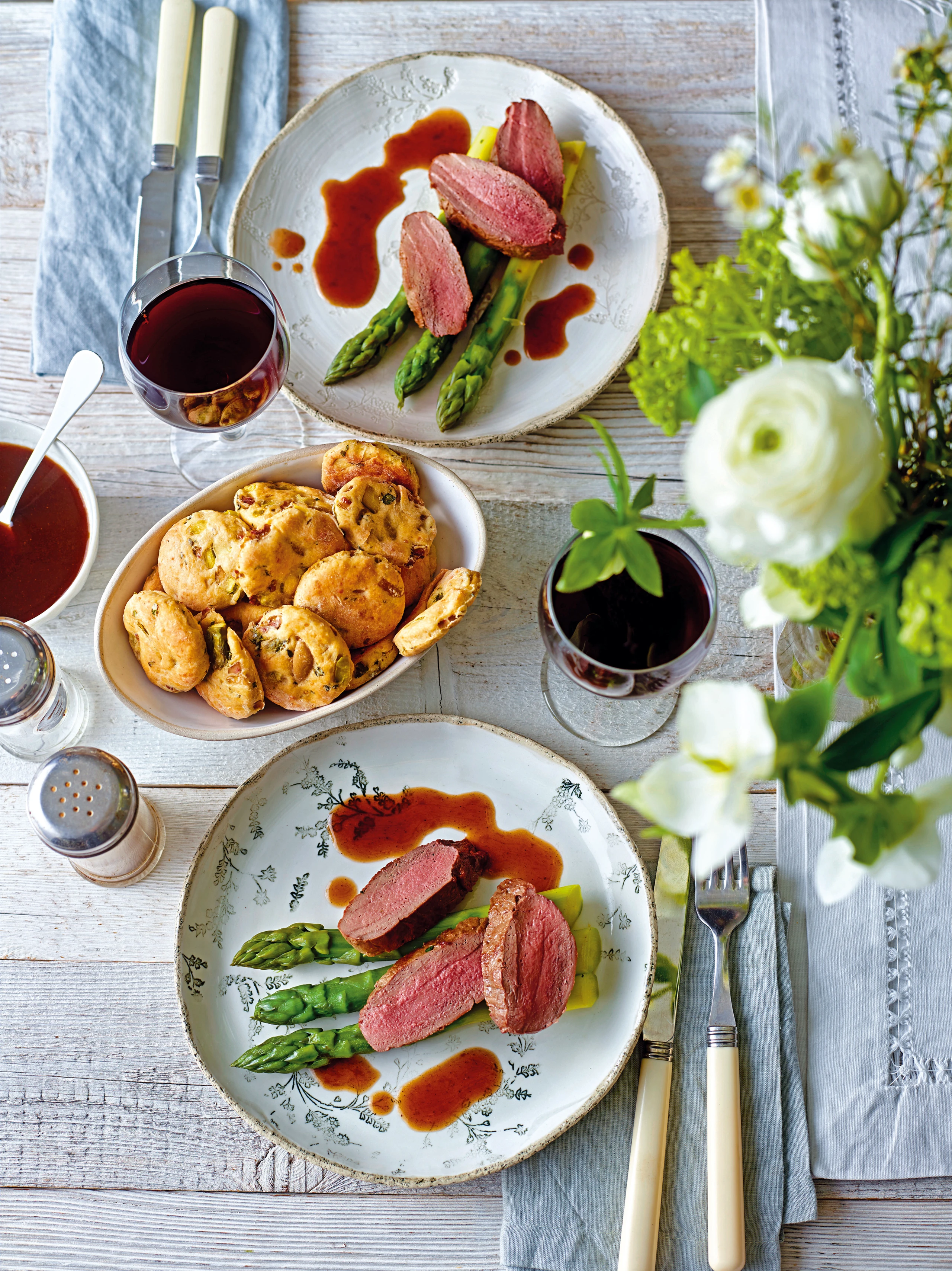Rehfilet mit Portweinsauce, Spargel und Scones