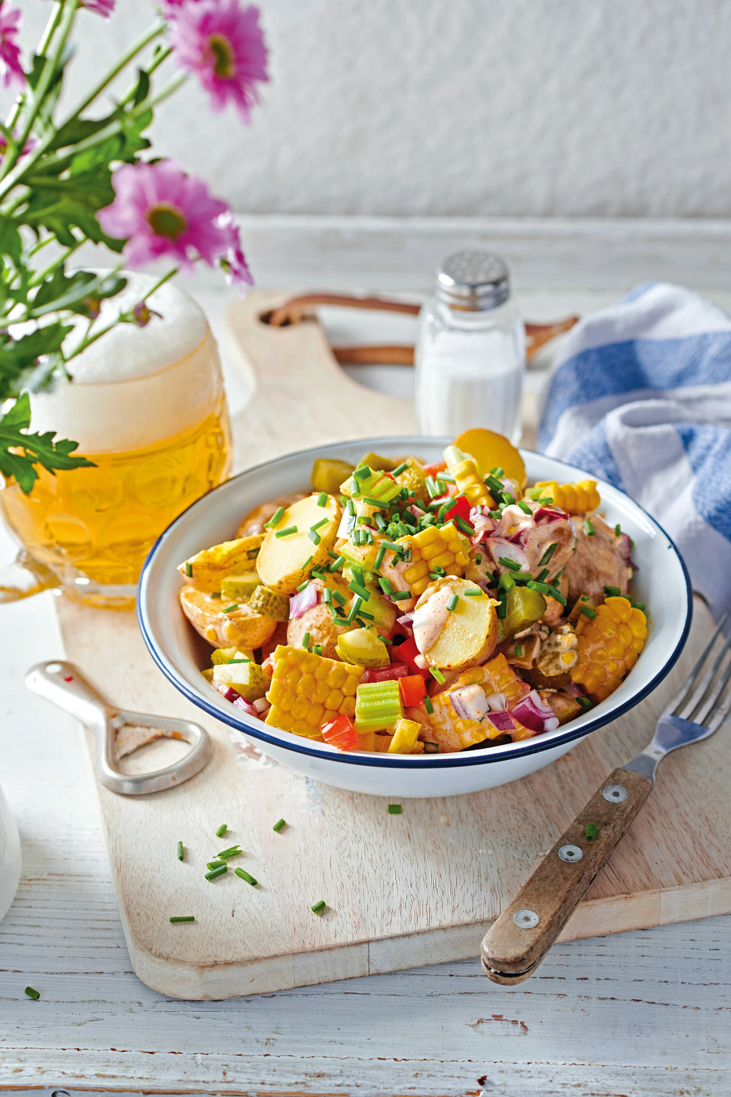 Erdäpfelsalat mit Maiskolben und Essiggurkerln