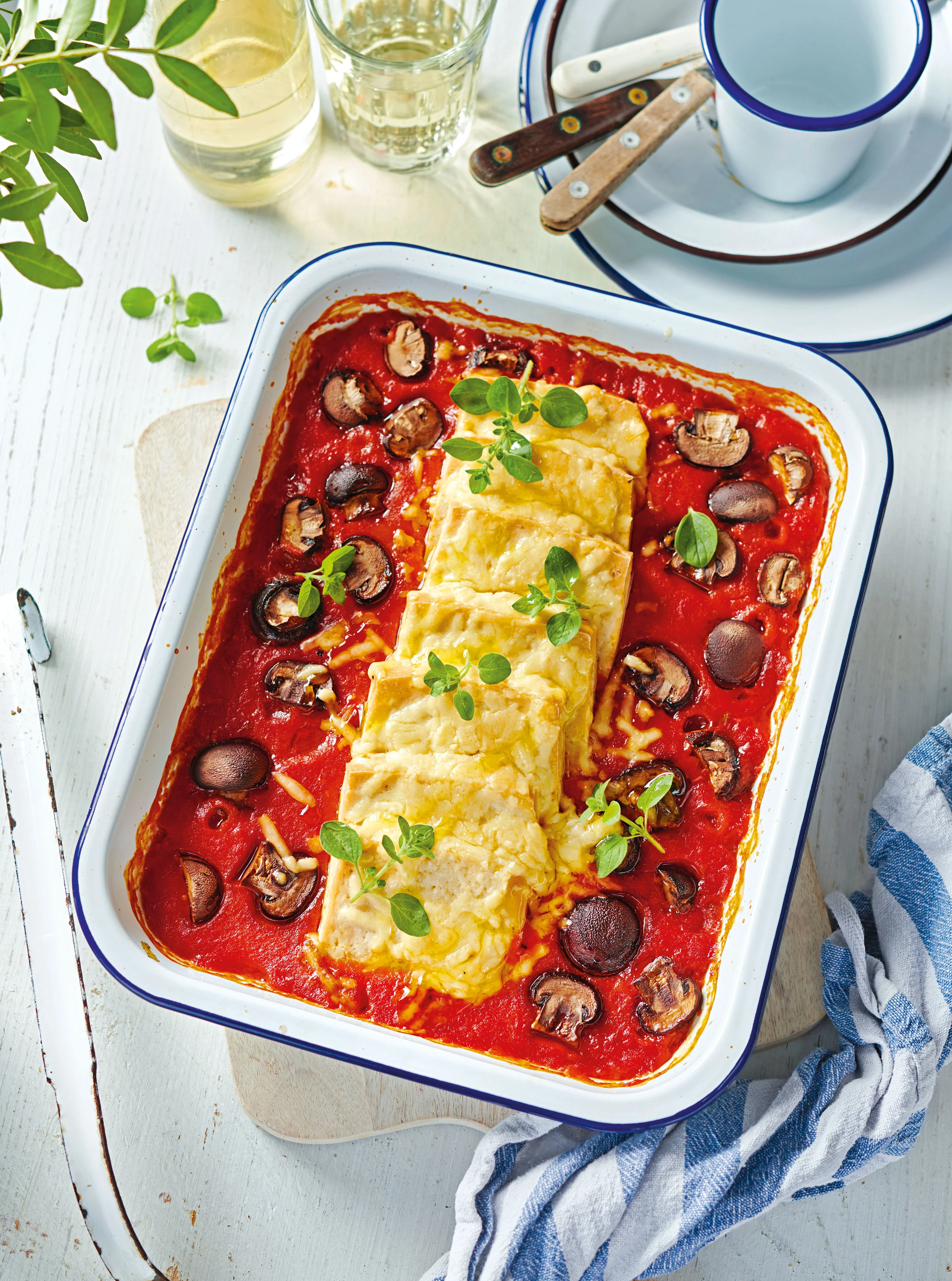 Gebackener Tofu mit Paprikasauce und Champignons