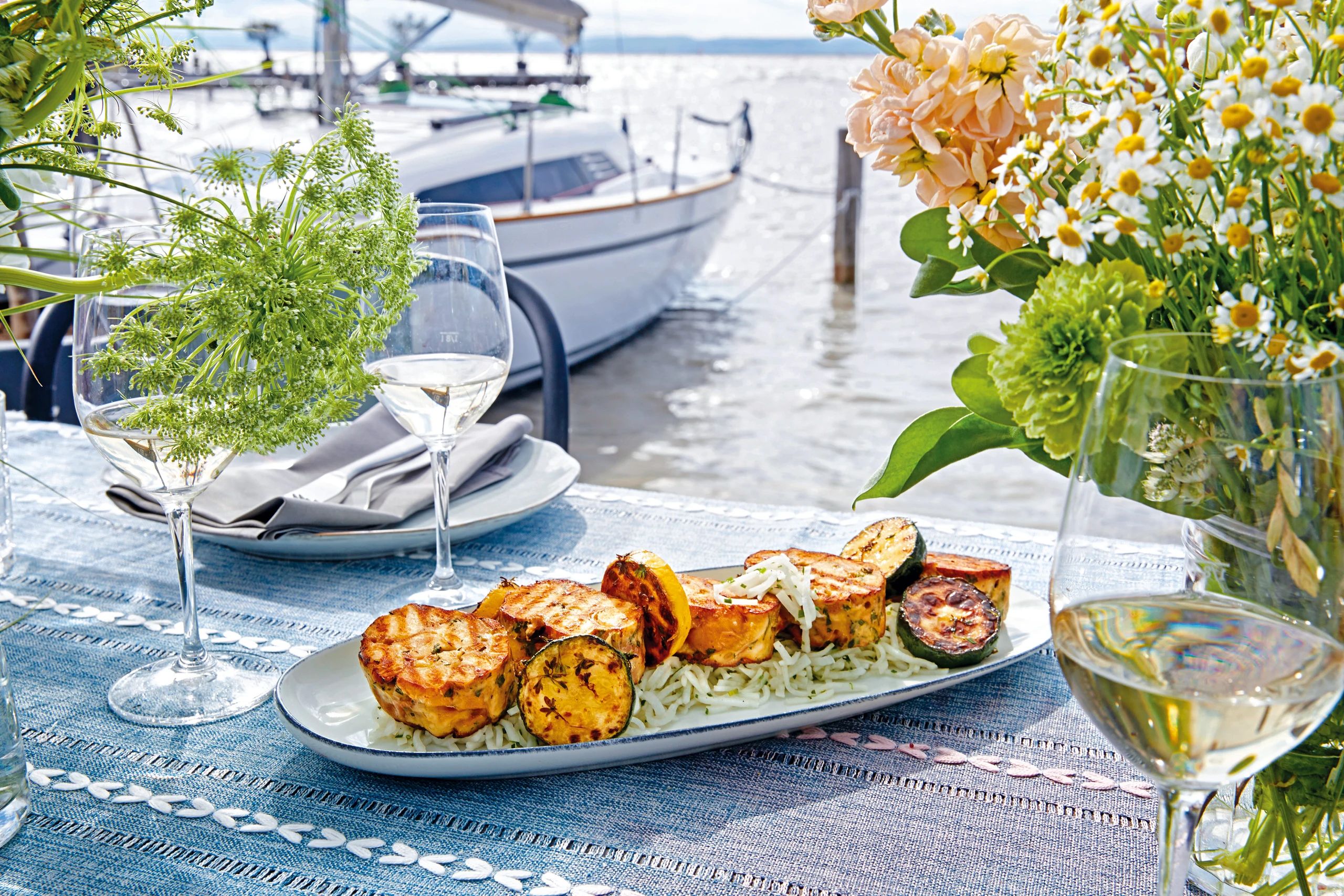 Laugenknödel vom Grill mit Zucchini und Rettichsalsa