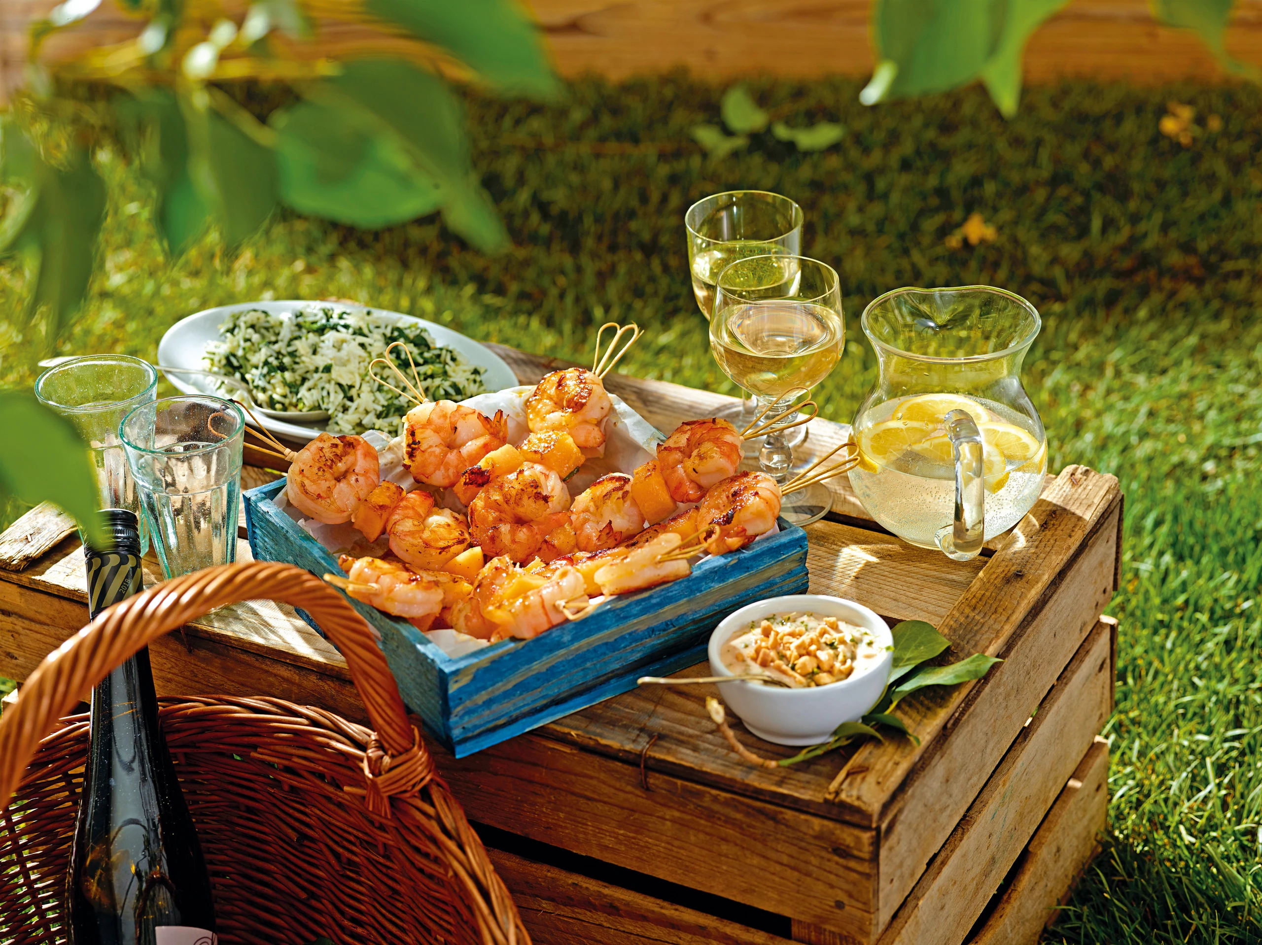 Garnelenspieße mit Melone und Erdnuss-Kokossauce